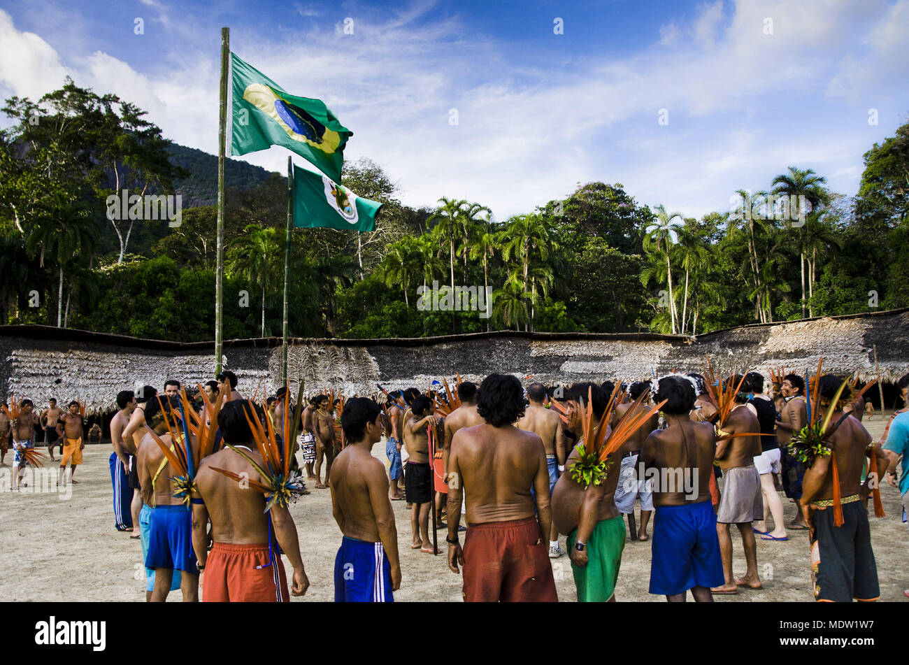 Inder, die auf dem Fest der celeBrazilation von 2'0 Jahre Abgrenzung TIY - Terra Indigena Yanomami Stockfoto