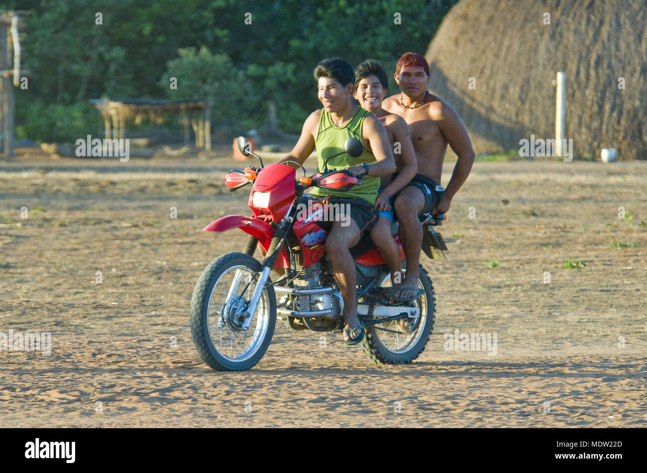 Der motorisierte Verkehr im Dorf Aiha - Kalapalo Ethnizität - Xingu indigenen Park Stockfoto