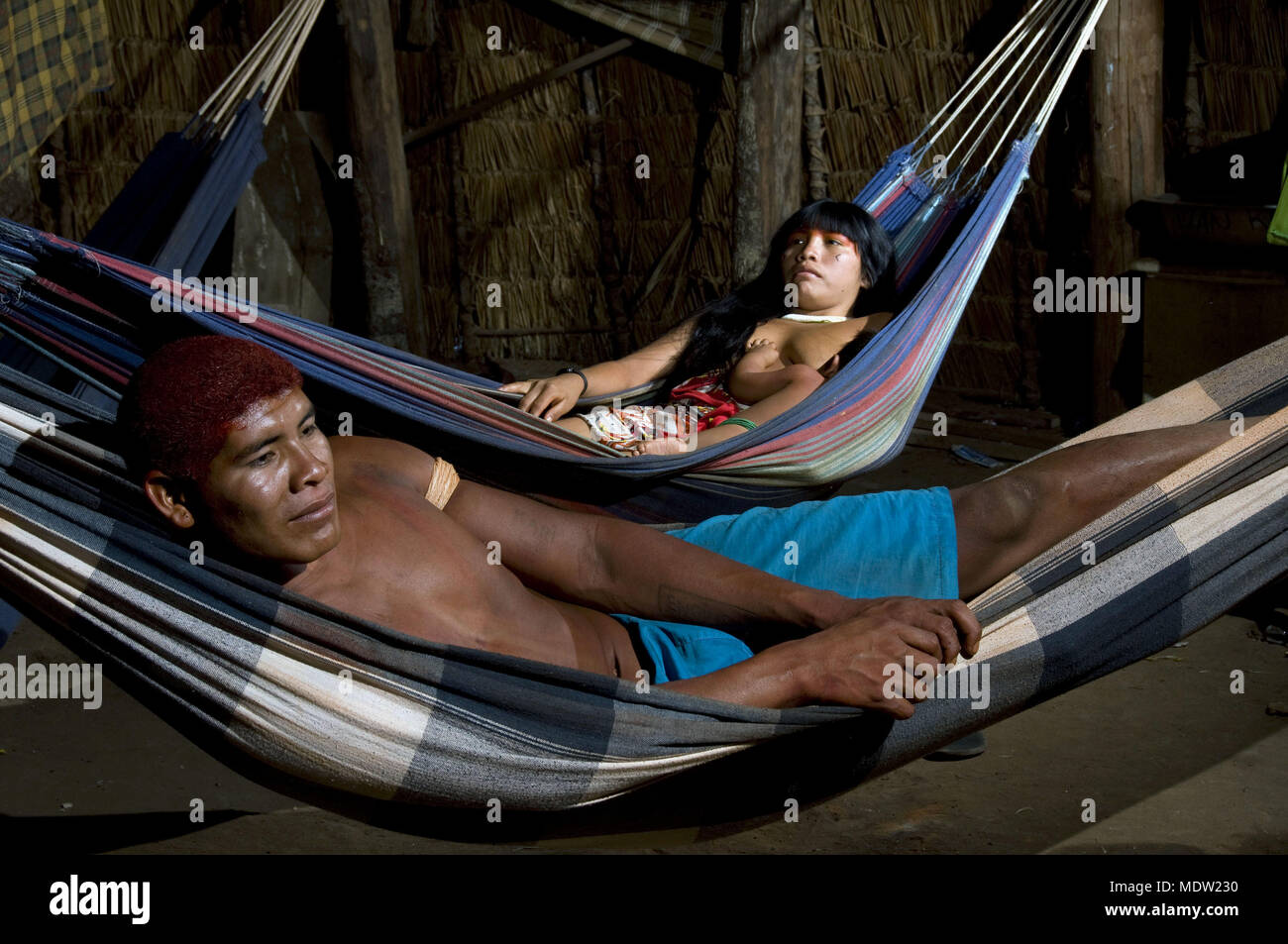 Indische Frau und Kind mit dem Netzwerk - Dorf Aiha - Kalapalo Ethnizität - Indigena Parque do Xingu - MT. Stockfoto
