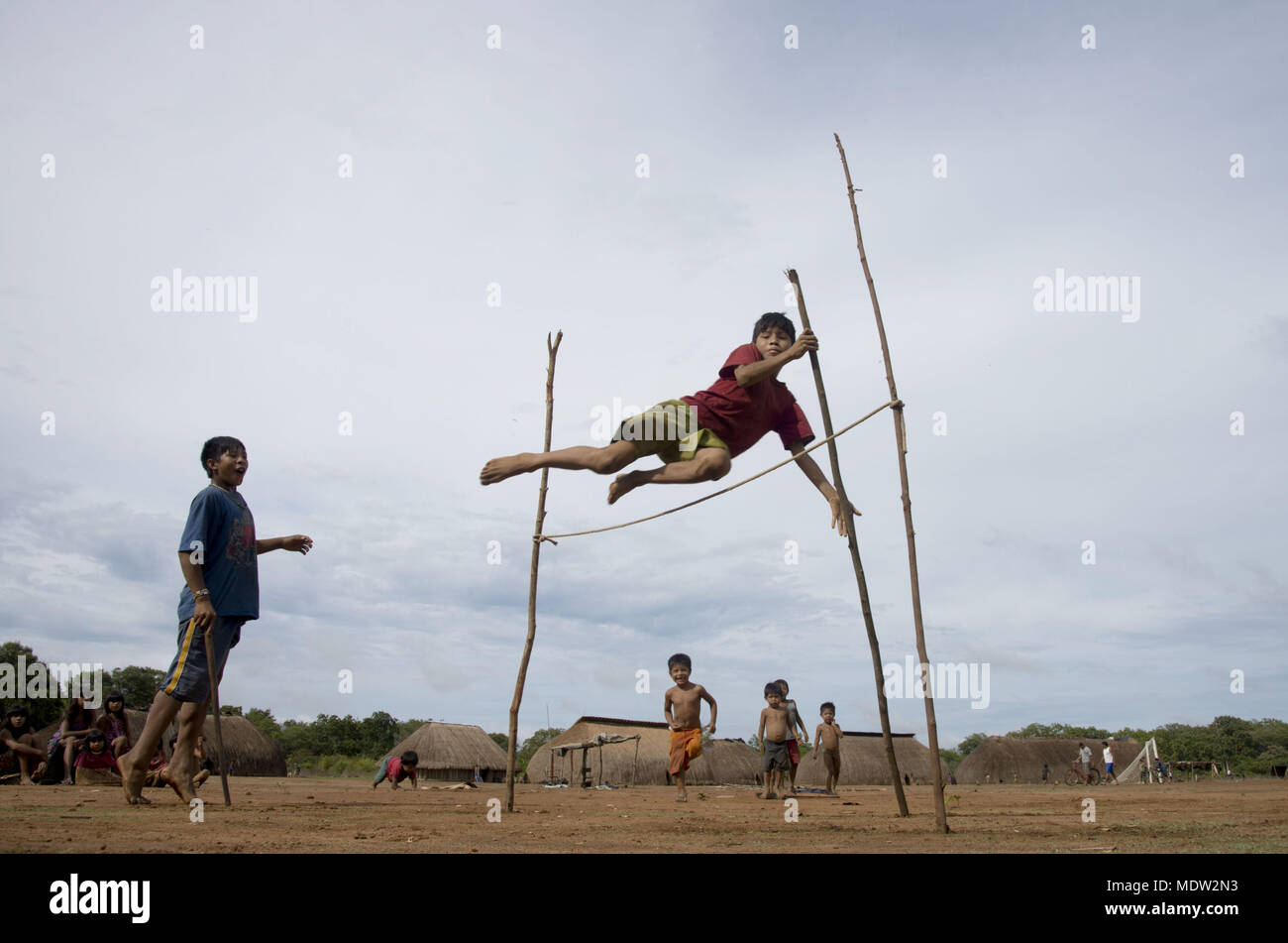 Kinder des Dorfes Aiha Kalapalo spielen nachahmen Beweis der Olympischen Spiele Stockfoto