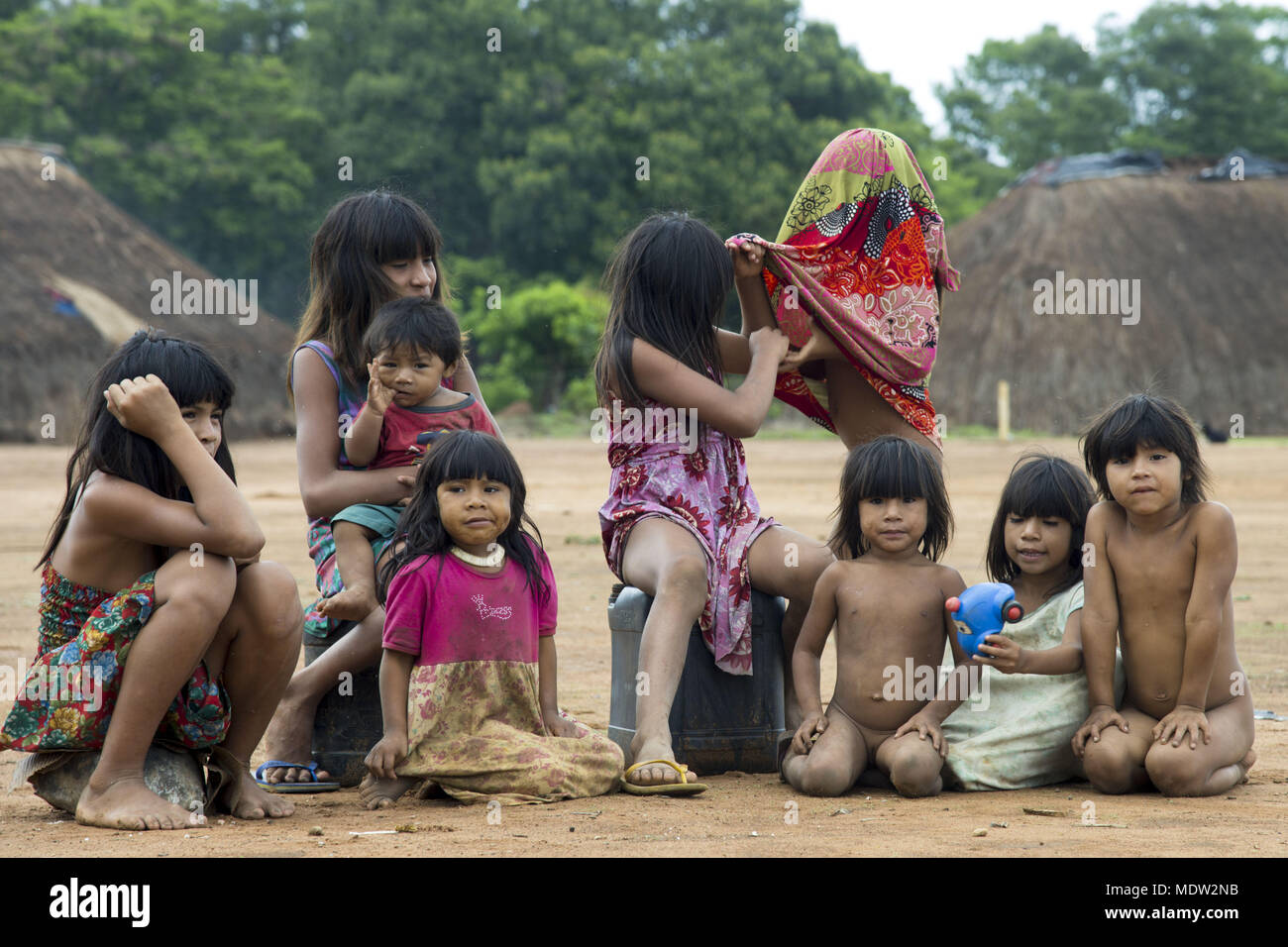 Kinder und Mädchen des Dorfes Aiha Kalapalo beobachten die Jungen spielen Stockfoto