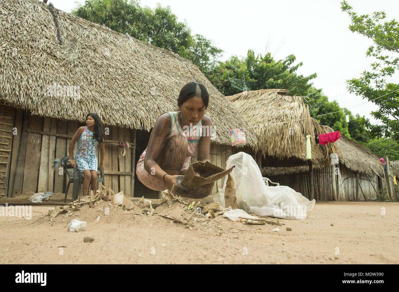 Indien Kayapo Dorf Moikarako Reinigung der Vorderseite der Hohl- und Kayapó indigene Land Stockfoto
