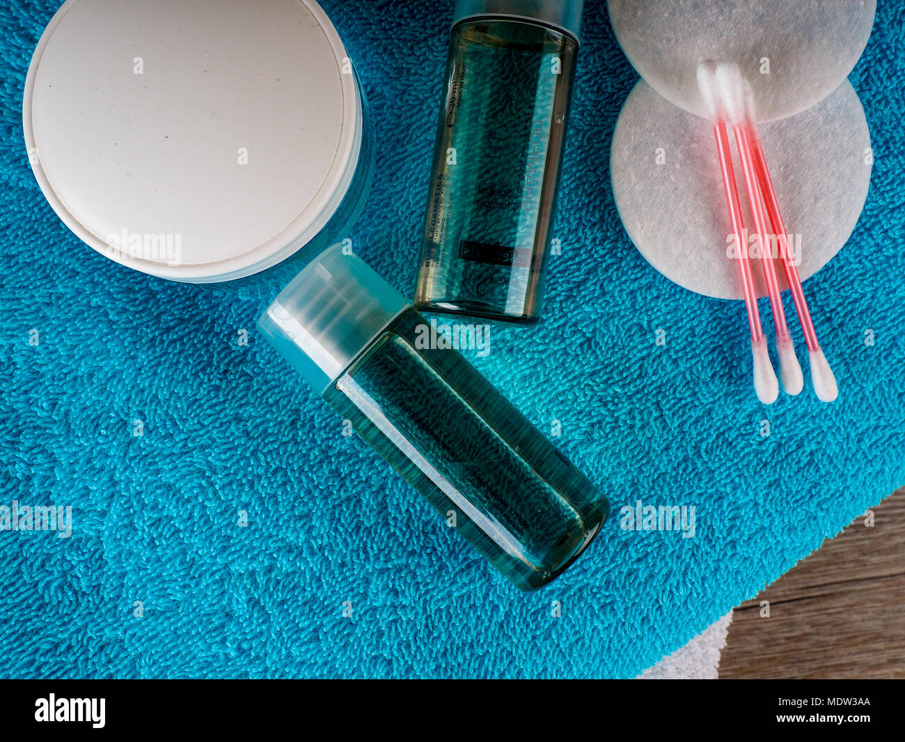 Wattestäbchen und Reiniger - Hautpflege - Schönheit Behandlung, Wattestäbchen, disc. Stockfoto