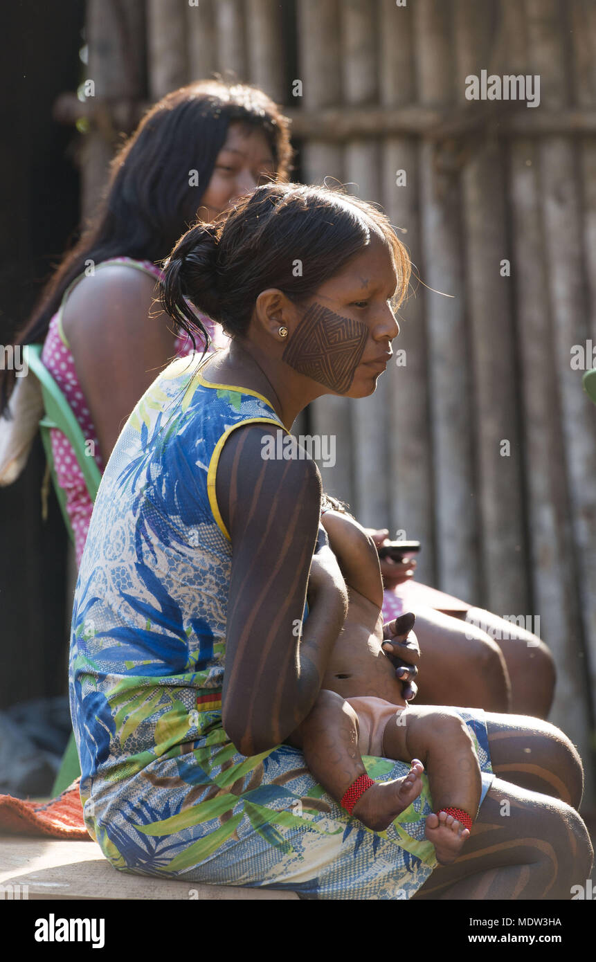 Indien Kayapo Dorf Moikarako und Brazileastfeeding Mutter Schoß baby Stockfoto