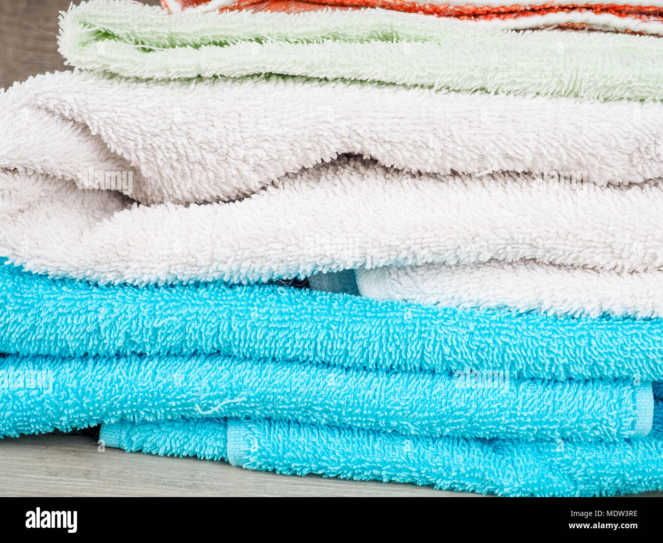 Stapel von Bunte Handtücher. Pastellfarben Handtücher aus Baumwolle.  Hygiene, Stoff, Spa und Textil- Konzept Stockfotografie - Alamy