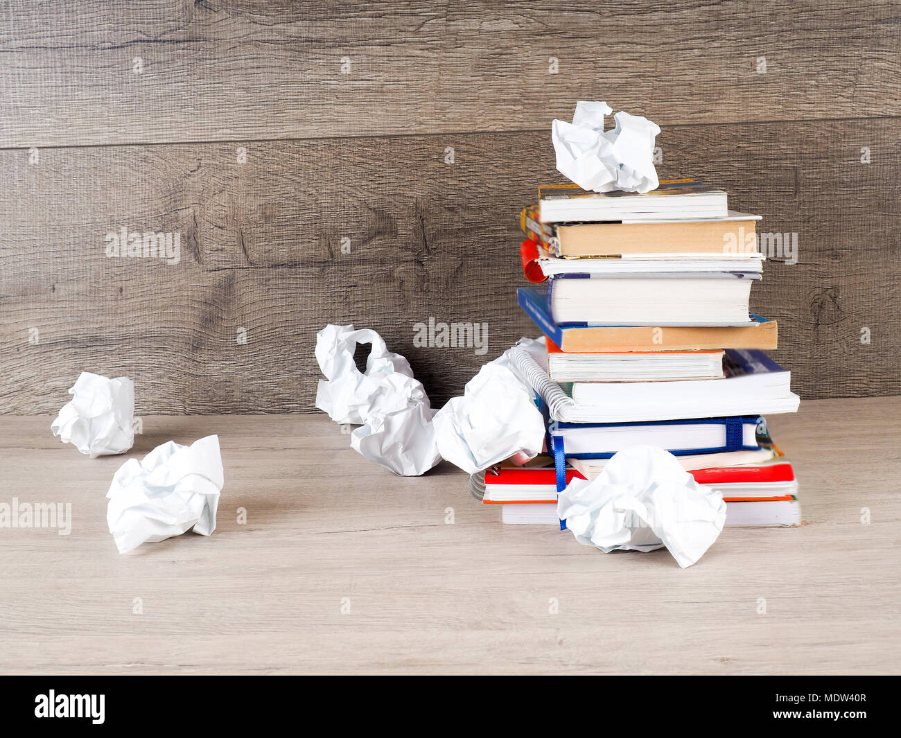 Stillleben mit zerknittertem Papier für Bücher und Bücher Hintergrund stack, das Konzept der Untersuchung. Stockfoto
