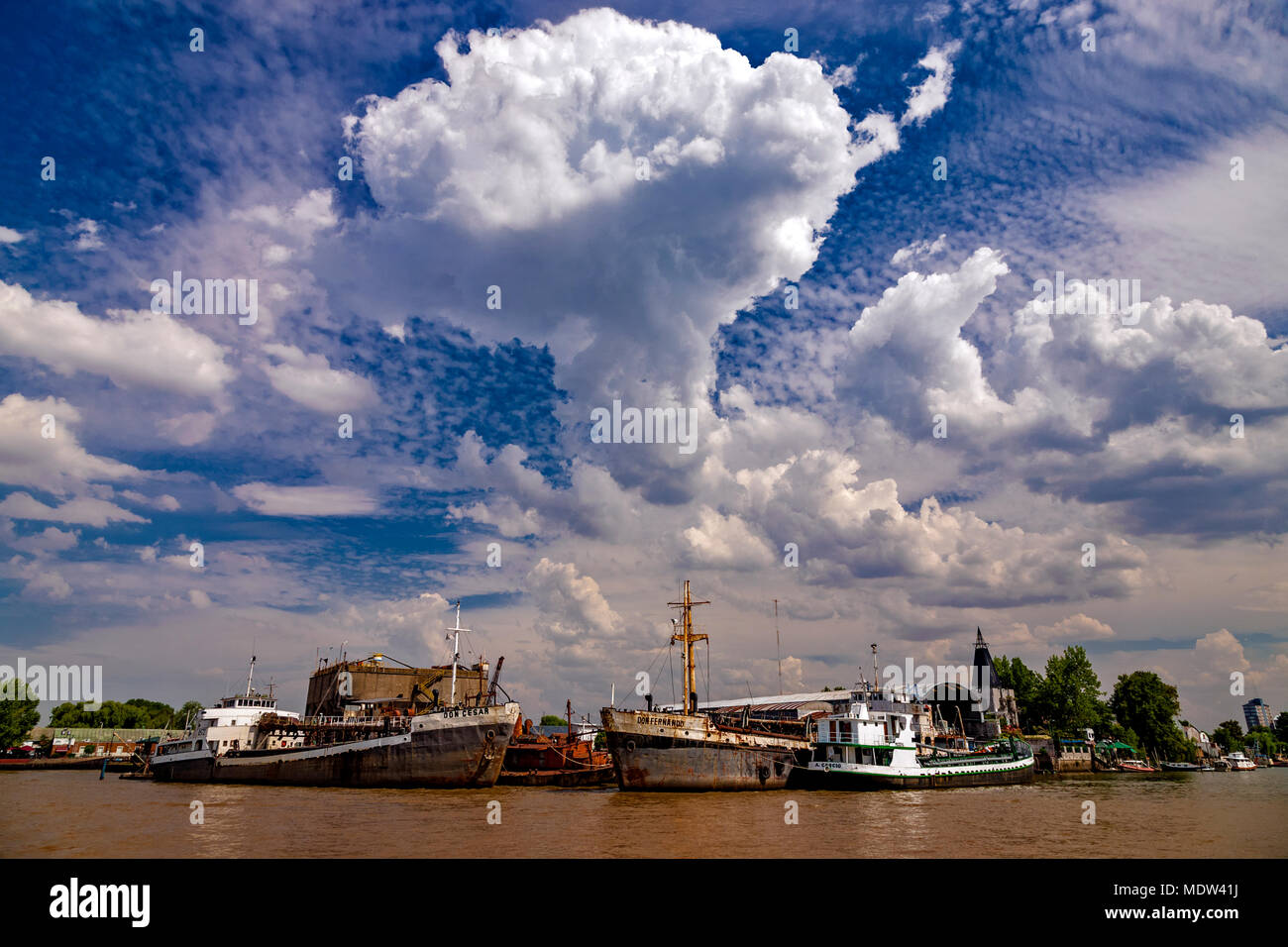 Alte Frachtschiffe bei Tigre Flusses. Tigre, Buenos Aires, Argentinien. Stockfoto