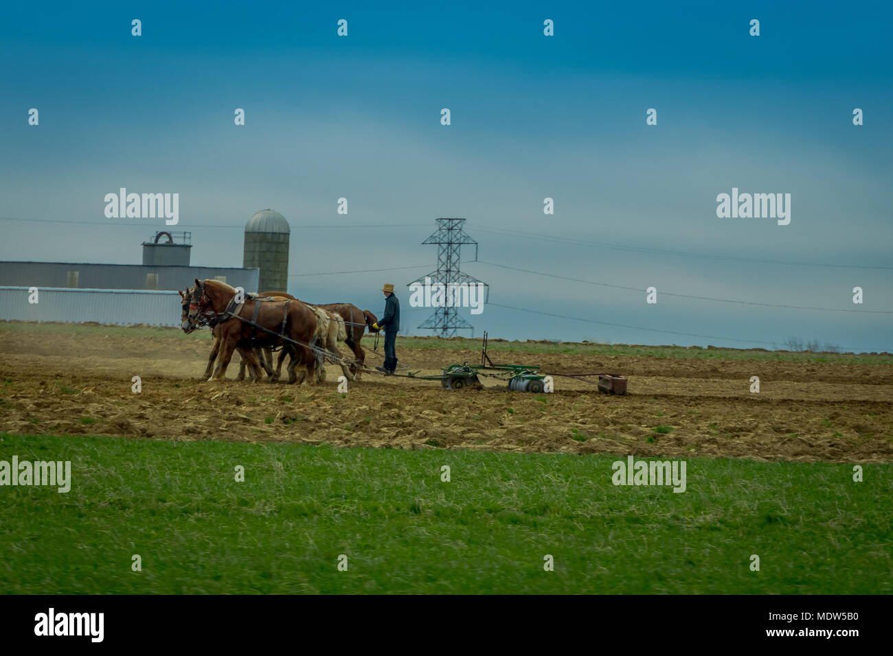 Amish Landwirt mit vielen Pferden Kraftheber antike im Bereich Pflug Stockfoto