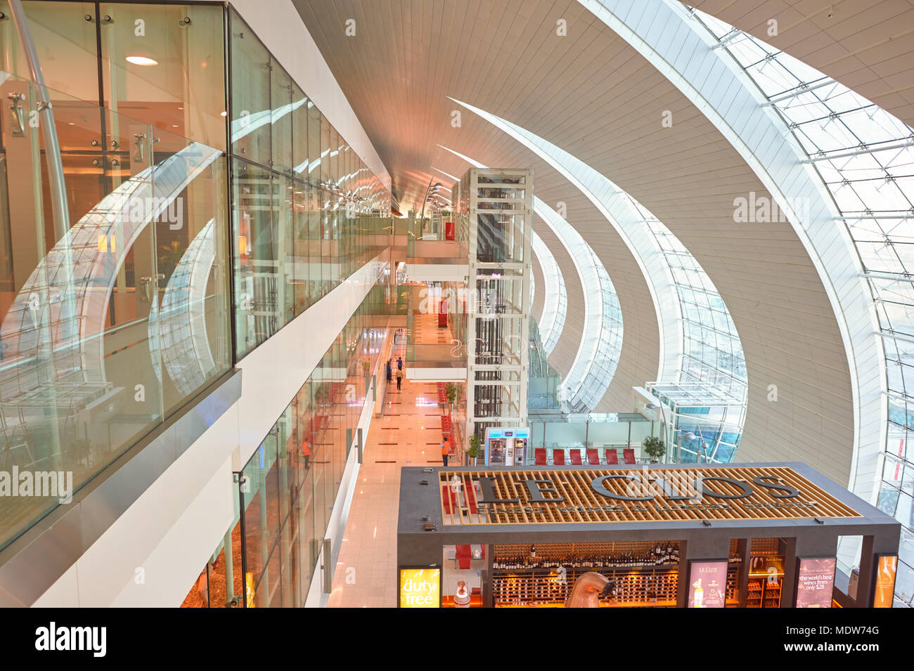 DUBAI, VAE - ca. November 2015: Le Clos store am Dubai International Airport. Le Clos bietet eine vielfältige Auswahl an erlesenen Weinen und Spirituosen Stockfoto