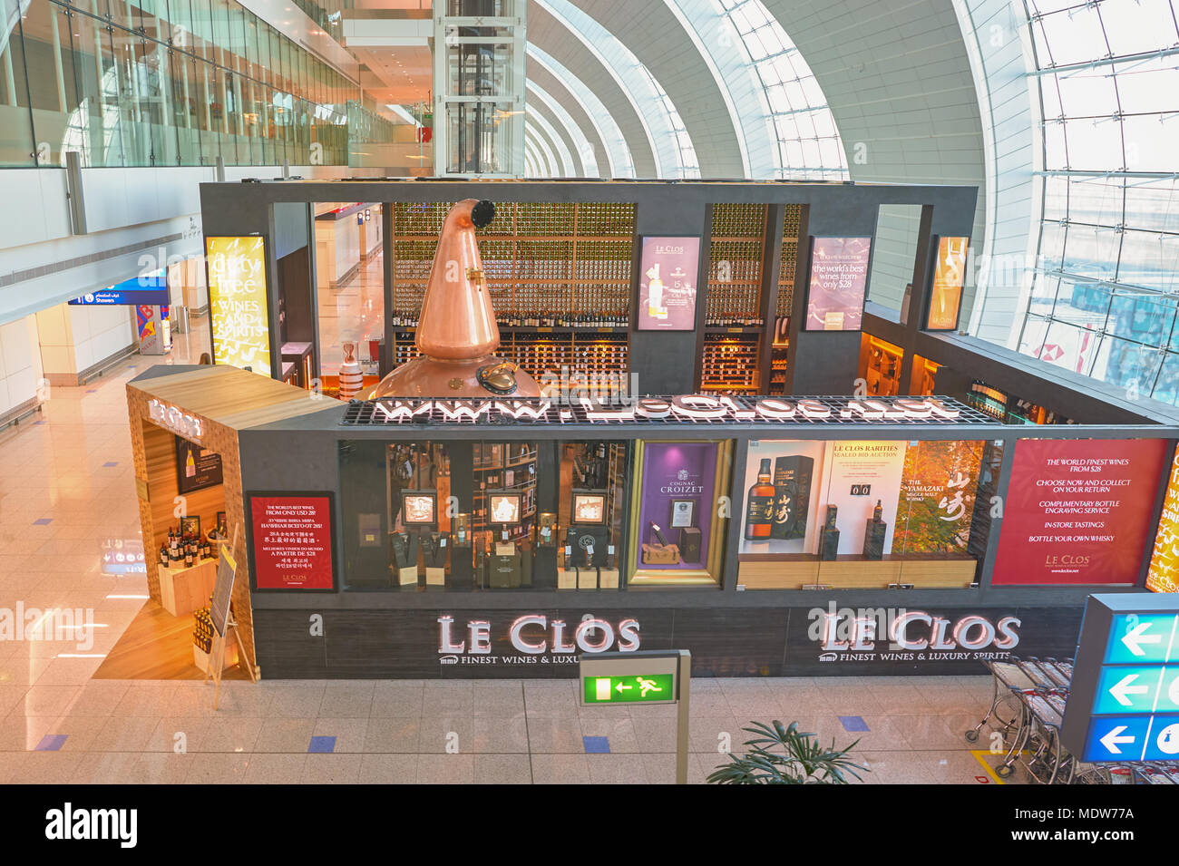 DUBAI, VAE - ca. November 2015: Le Clos store am Dubai International Airport. Le Clos bietet eine vielfältige Auswahl an erlesenen Weinen und Spirituosen Stockfoto