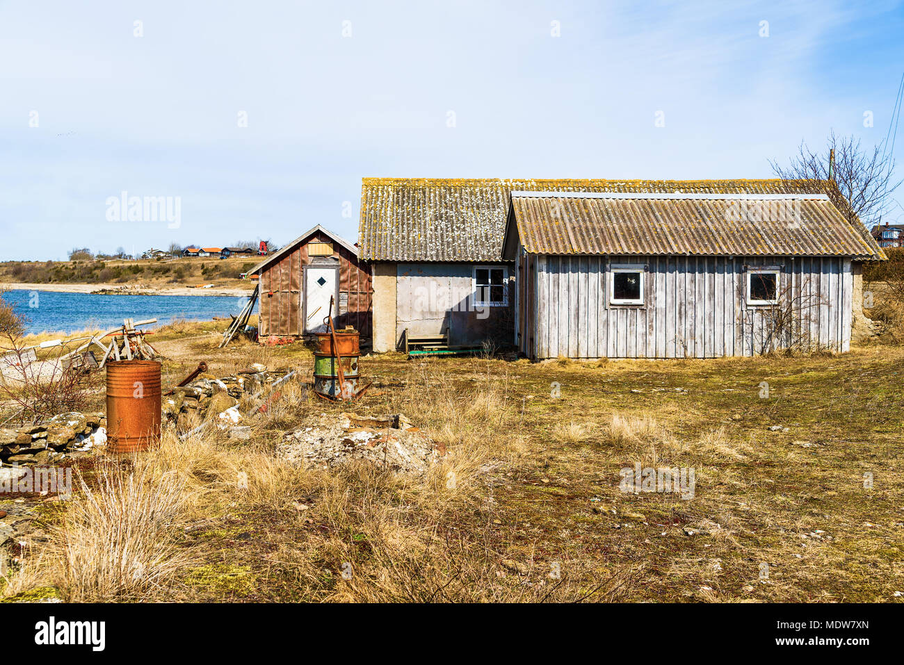 Küstenfischerei Schuppen und Boot Häuser mit umliegenden Landschaft im Frühjahr. Lage Aleklinta auf Oland, Schweden. Stockfoto
