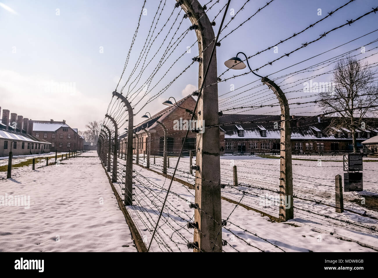 Auschwitz/Oswiecim/Polen - 02.15.2018: Stacheldraht zaun um ein Konzentrationslager. Stockfoto