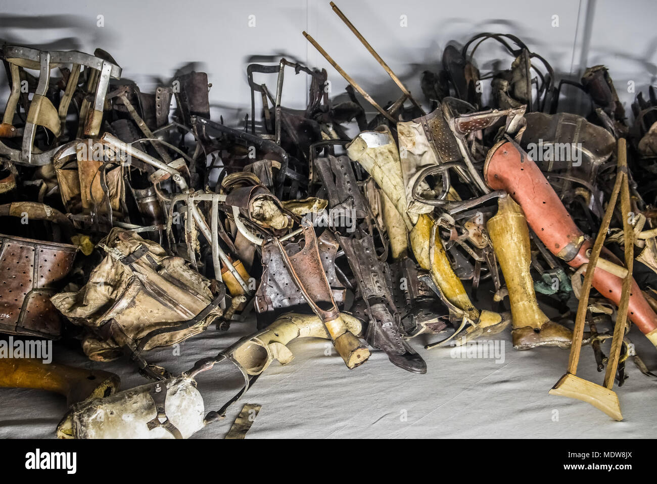 Oswiecim/Polen - 02.15.2018: Ausstellung der Prothese von Häftlingen im KZ Auschwitz Museum entfernt. Stockfoto