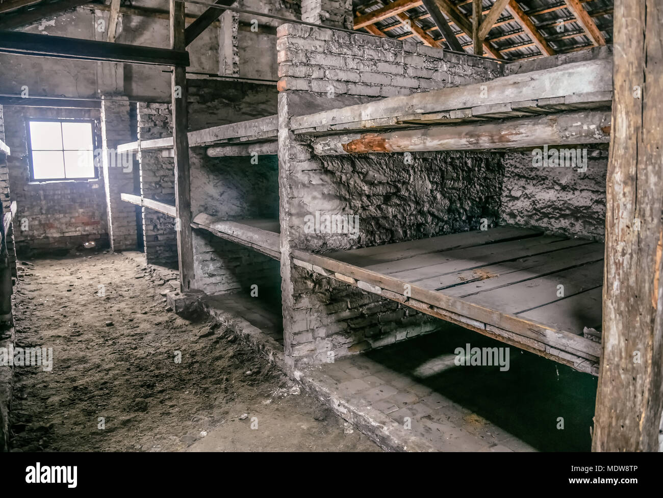 Oswiecim/Polen - 02.15.2018: Der Gefangene Betten, Etagenbetten in Baracke in Auschwitz Birkenau Museum. Stockfoto