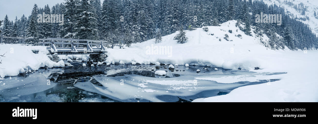 Zakopane/Polen - Panoramablick auf dem zugefrorenen See. Stockfoto