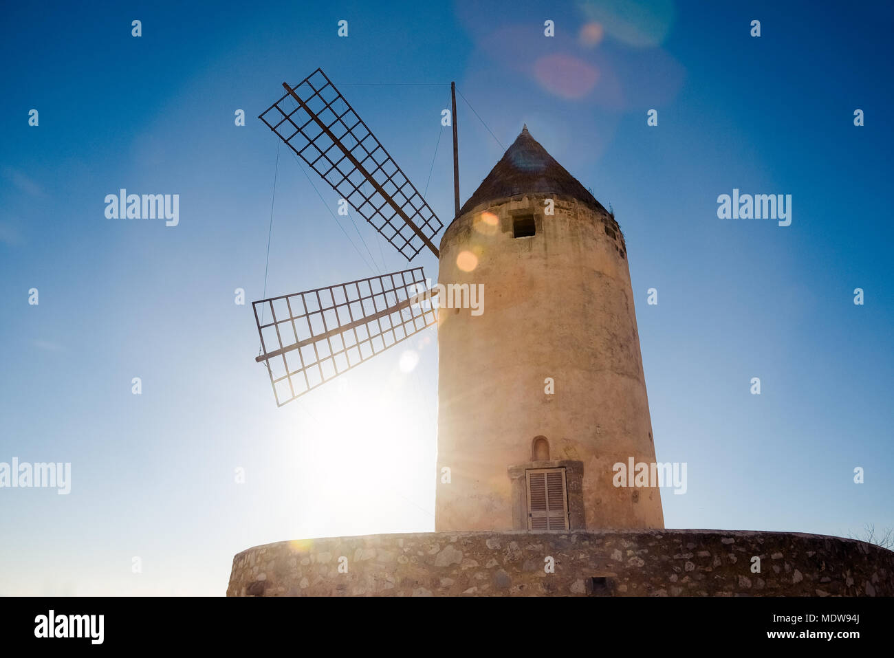 Mallorca/Spanien - die legendären Windmühle mit den blauen Himmel im Hintergrund. Stockfoto