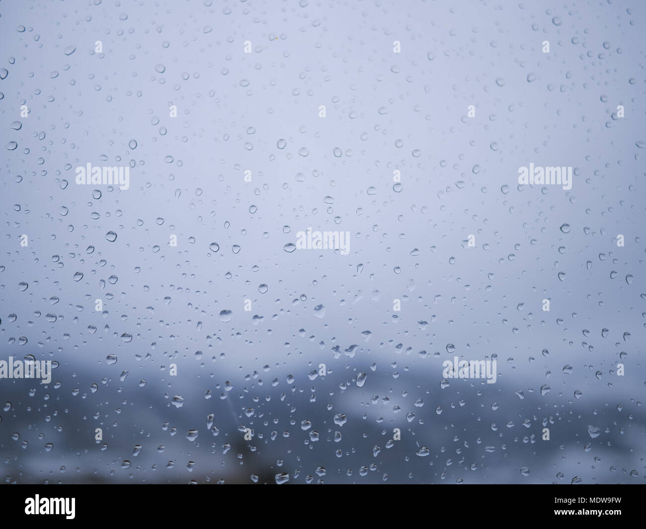 Tropfen auf Fenster, Blu Textur Hintergrund Stockfoto