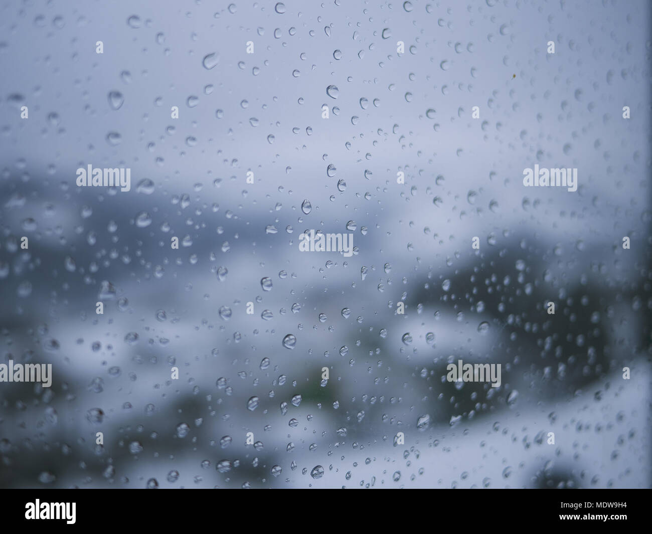 Tropfen auf Fenster, Blu Textur Hintergrund Stockfoto