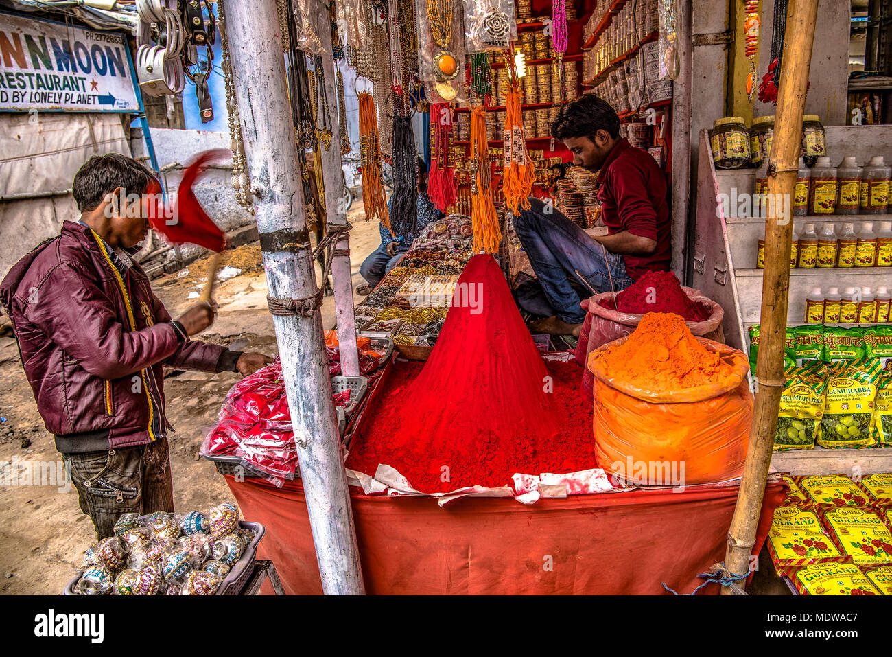 Indien Rajasthan Pushkar. Vermillion Pulver und heilige Gewinde Stockfoto