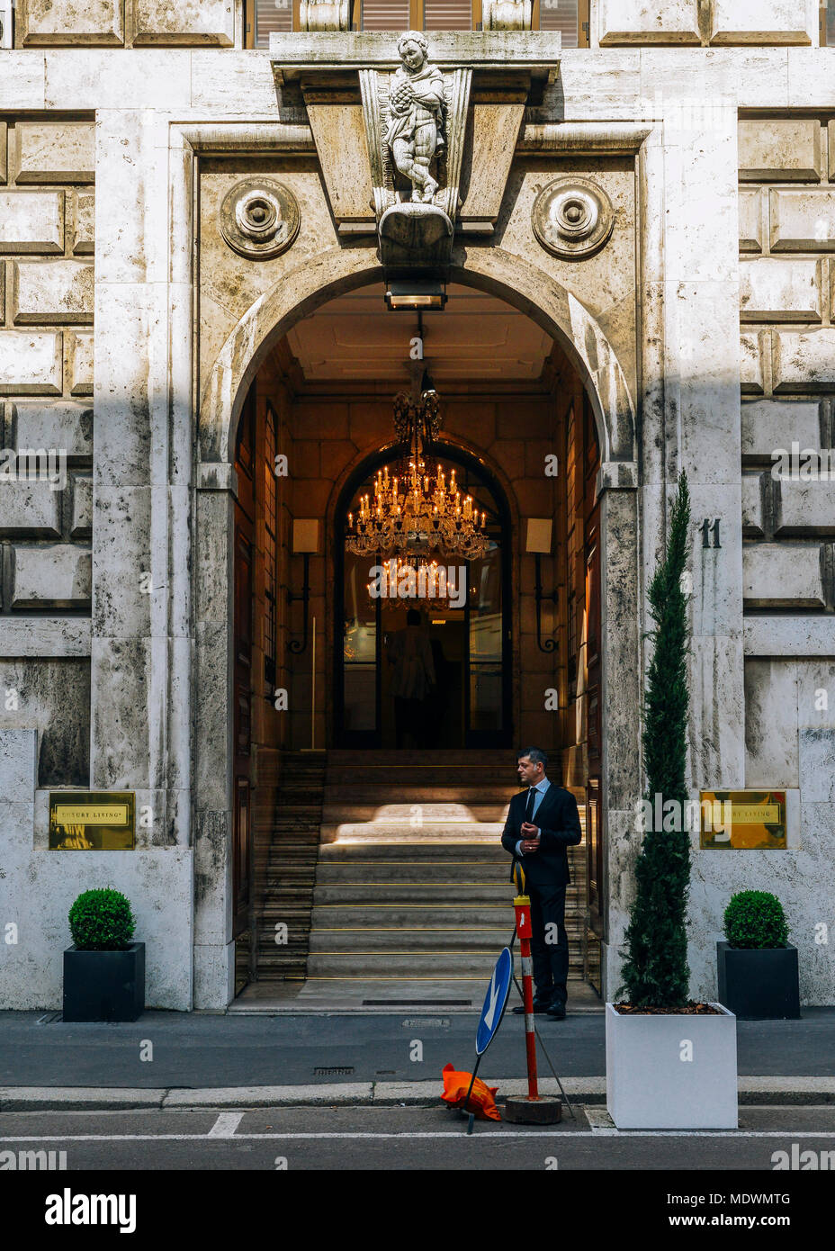 Mailand, Italien - 18 April 2018: Ein Mann steht am Eingang zu einem luxuriösen gotische Eingang zu einem Gebäude Stockfoto