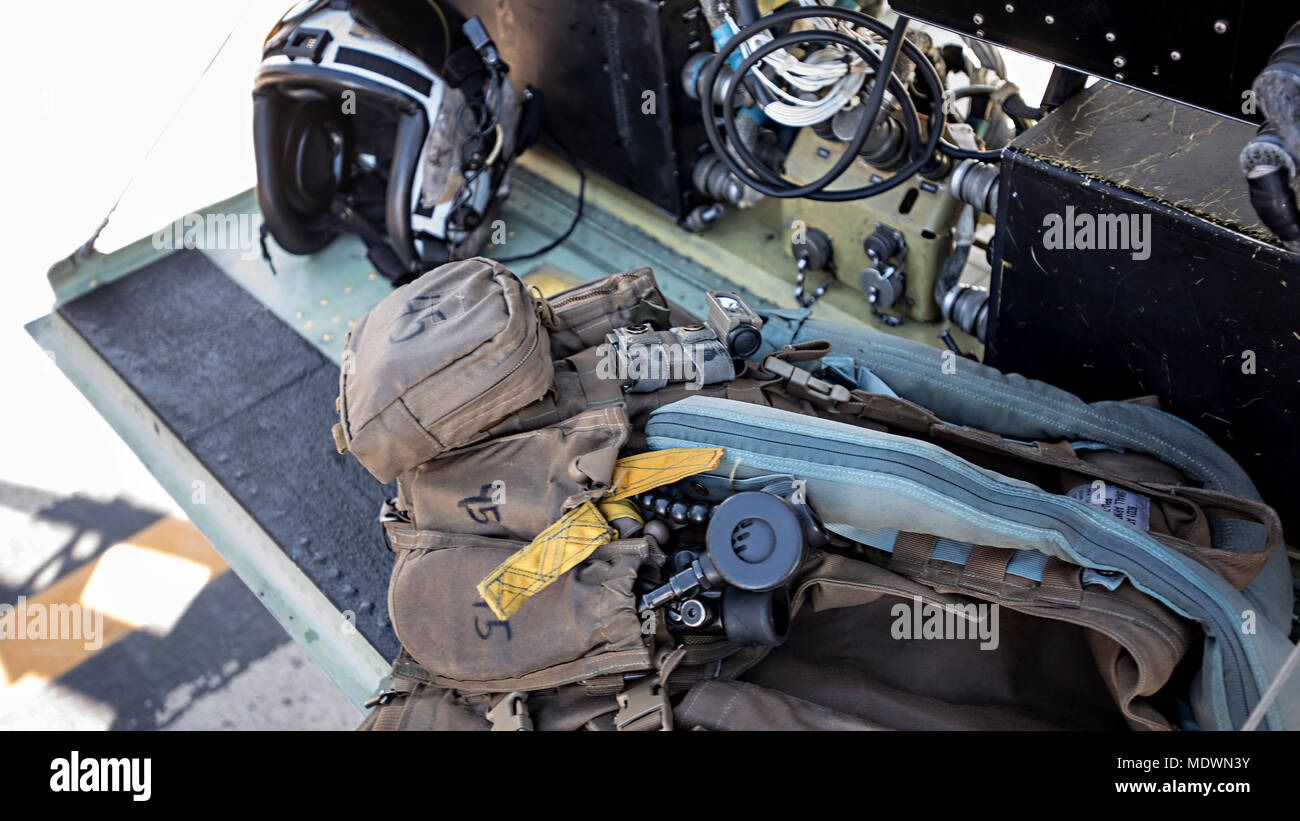 Einem AH-1W SuperCobra pilot wartet, um vor dem Flug Dez. 1, 2017 Joint Base Mc Guire-Dix - Lakehurst, N.J. übergestreift werden. Marine Light Attack Helicopter Squadron 773 durchgeführt Ungleichförmigkeitsgrad-drehzahlregler Gun Training mit ihren Piloten, Crew Mitglieder und Ordnance Techniker. (U.S. Air Force Foto: Staff Sgt. Katherine Spessa) Stockfoto