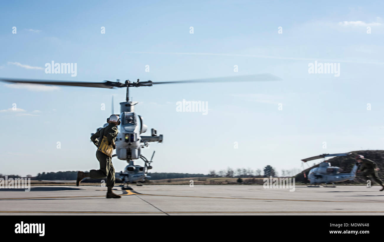 Lance Cpl. Joshua Knoll, Marine Light Attack Helicopter Squadron 773 Flugzeug Kapitän, der Streckenposten eine AH-1W SuperCobra während des Trainings Dez. 1, 2017 Joint Base Mc Guire-Dix - Lakehurst, N.J. HMLA-773 durchgeführt Ungleichförmigkeitsgrad-drehzahlregler Gun Training mit ihren Piloten, Crew Mitglieder und Ordnance Techniker. (U.S. Air Force Foto: Staff Sgt. Katherine Spessa) Stockfoto