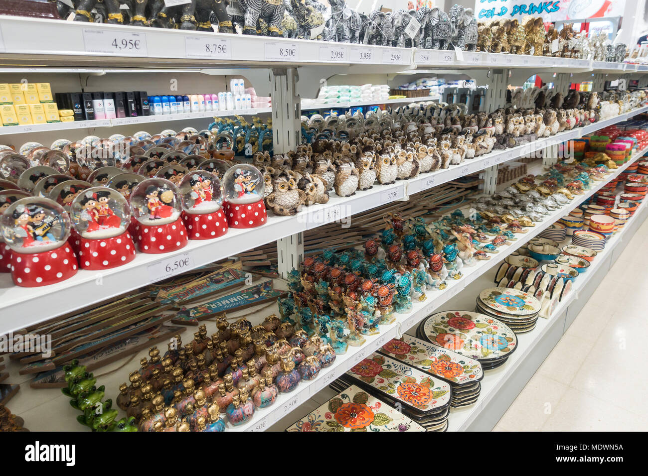 Eine Anzeige der Geschenke, Souvenirs und Erinnerungsstücke in einem Souvenirshop. Stockfoto