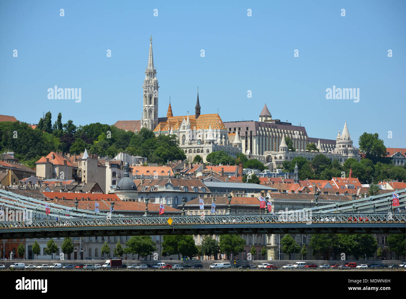 Blick auf die Kettenbrücke über die Donau auf die historischen Gebäude in der Budaer disdrict mit Matyas Kirche und Fischerbastei in Budapest - Stockfoto