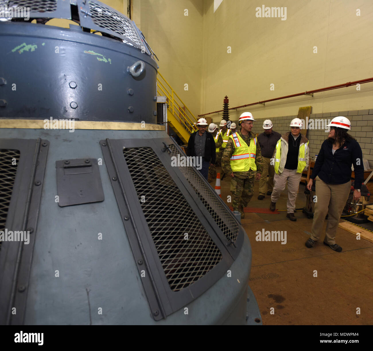 Oberst Paul Kremer (Links) und die US-Armee Korps der Ingenieure großen Seen und Ohio River Division, Commander, Touren im Zentrum Hill Dam Kraftwerk Dez. 5, 2017 in Lancaster, Tenn., geführt von Loren McDonald, Projektleiter für die Wasserkraft Rehabilitation Project. (USACE Foto von Leon Roberts) Stockfoto