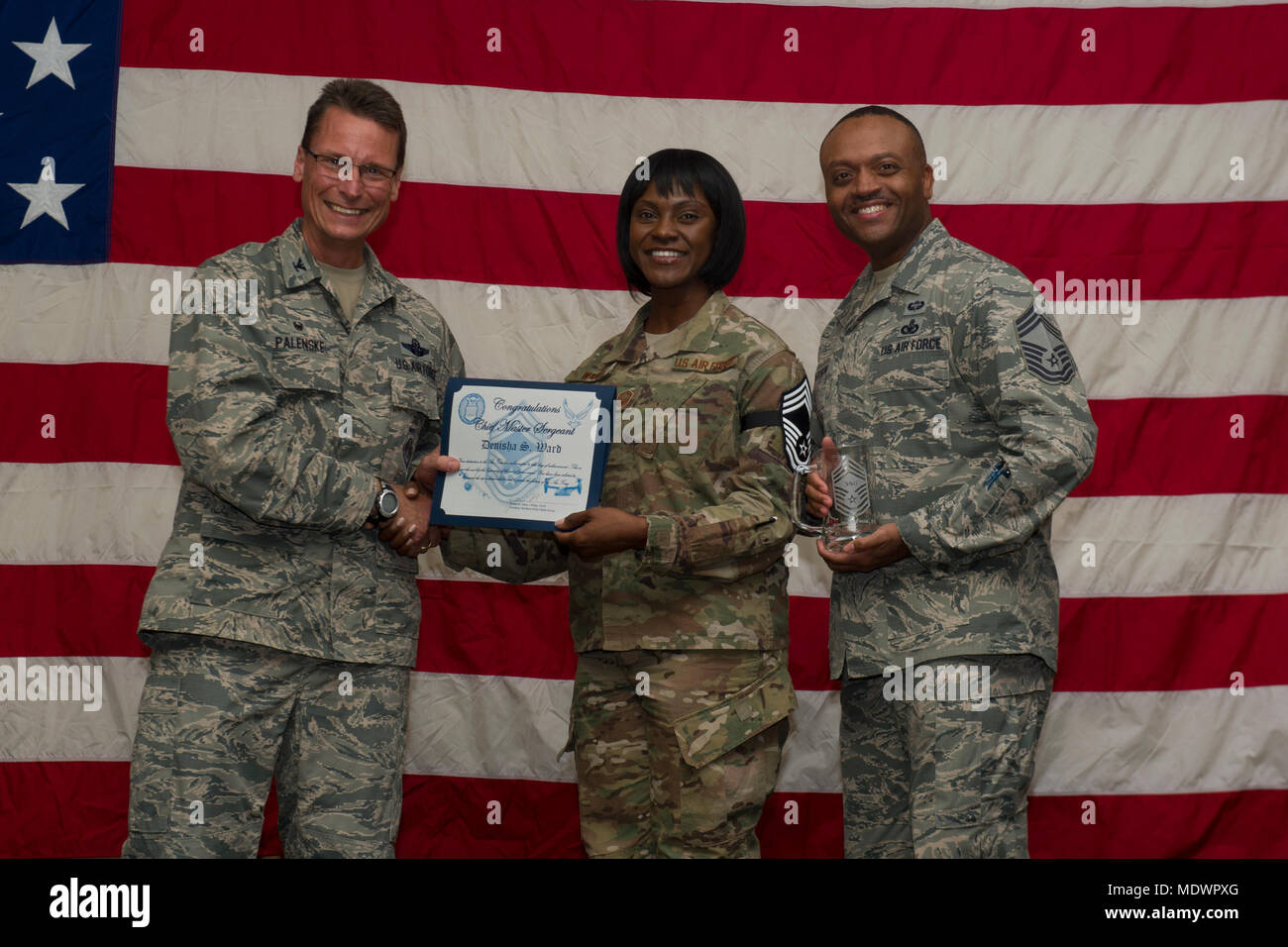 Hurlburt Field ist eine Anlage der United States Air Force in Florida, in der sich das Air Force Special Operations Command und der 1st Special Operations Wing befinden. Das Archivfotogramm dokumentiert ein zeremonielles Ereignis, das die Freilassung eines Obermeistersergeants im Dezember 2017 markiert. Der historische Fotodruck zeigt Personal- und Basisoperationen während der Routineaktivitäten der Air Force. Stockfoto