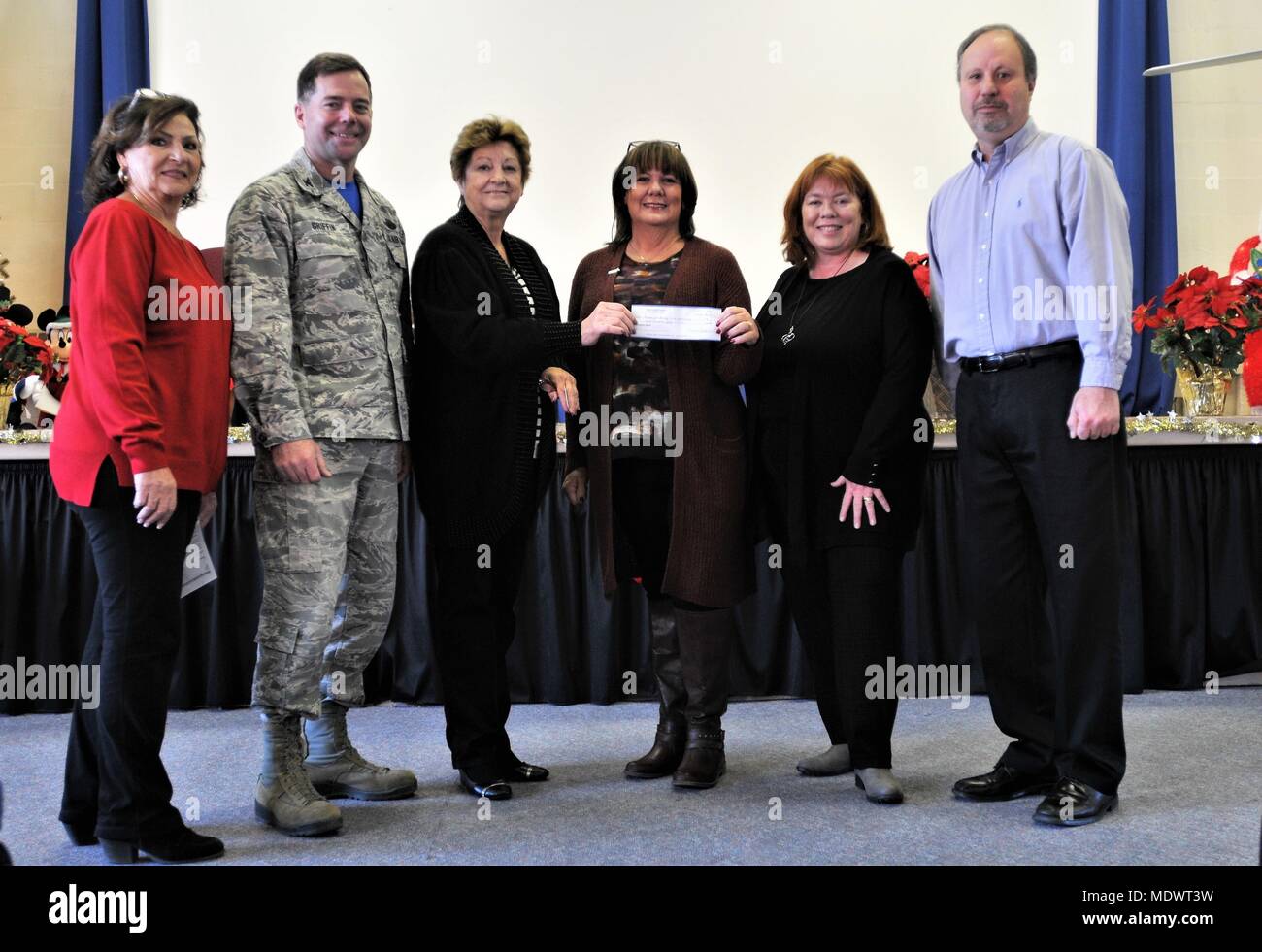 Debbie Moritz, Nationale Allianz von psychischen Erkrankungen - Bucks County Kapitel Executive Director, Hände einen Scheck an pensionierte Chief Master Sgt. Jenny Pappas, Horsham Air Guard Station Freunde der Familie Bereitschaft, Group President, Dez. 2, 2017 AGS Horsham, PA Das Geschenk pendeln für die Beteiligung der 111 Angriff Flügel in der ersten März war für die 22, eine Veranstaltung zur Bekanntmachung der tägliche Verlust von 22 US Veteranen in den Selbstmord zu bringen. Okt. 22, 22 Männern und Frauen, das 22-lbs-Rucksäcke 22 Kilometer - von Washington Crossing National Cemetery, Newtown, PA. marschierten, um die Doylesto Stockfoto