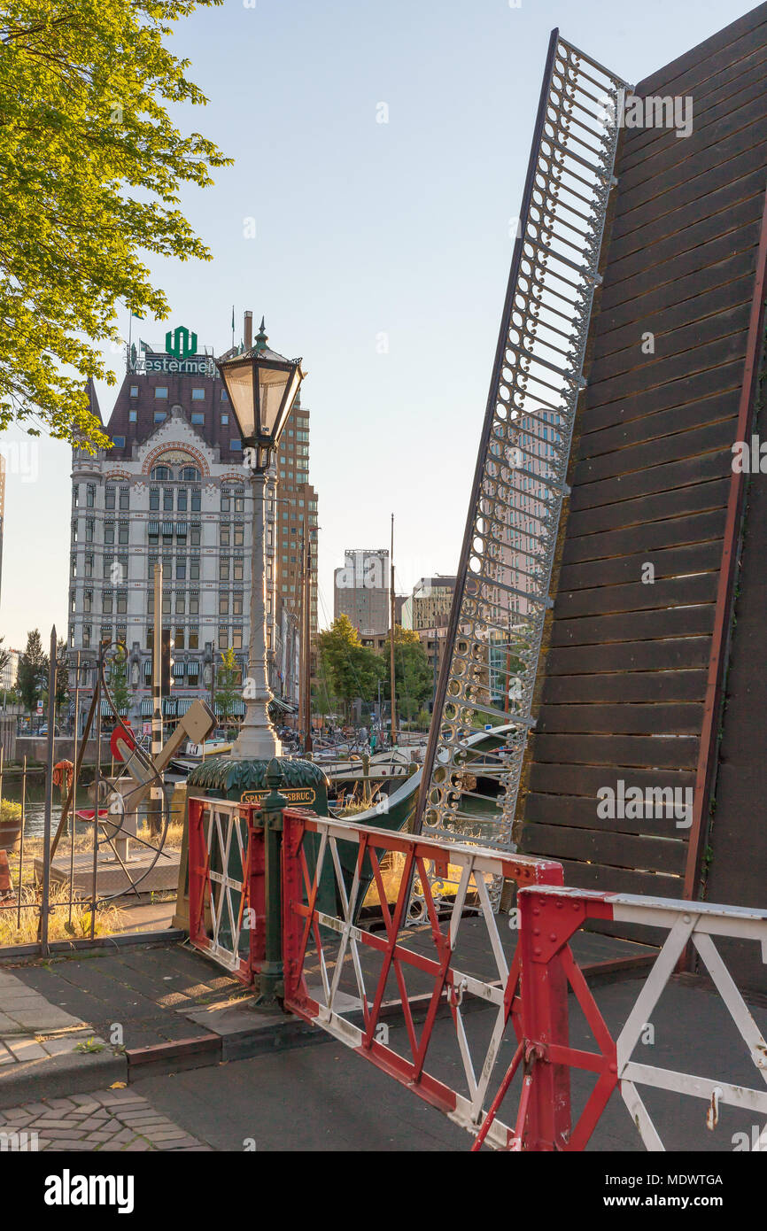 Geöffnet Spanjaards Brücke im historischen Bereich von Rotterdam Stockfoto