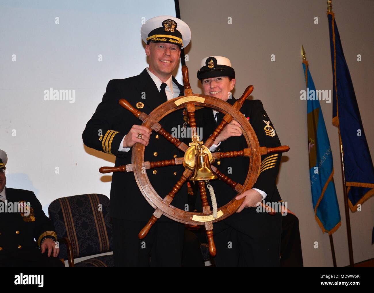 171208-N-bei 856-014 NEWPORT NEWS, Va (8. Dezember 2017) - Cmdr. Troy Pugh, Commander, Marine Cargo Handling Bataillon ZEHN (NCHB-10), bekam ein Geschenk für das fairwell NCHB-10 Chief Petty Officers Chaos bei einem Befehl Zeremonie an die Seemänner Museum, Dez 8. Während der Befehl Preisverleihung Cmdr. Troy Pugh drehte über der Spitze des NCHB-10 zu Cmdr. Keith Boylan. Us Navy Foto von Chief Mass Communication Specialist William S. Parker/Freigegeben). Stockfoto