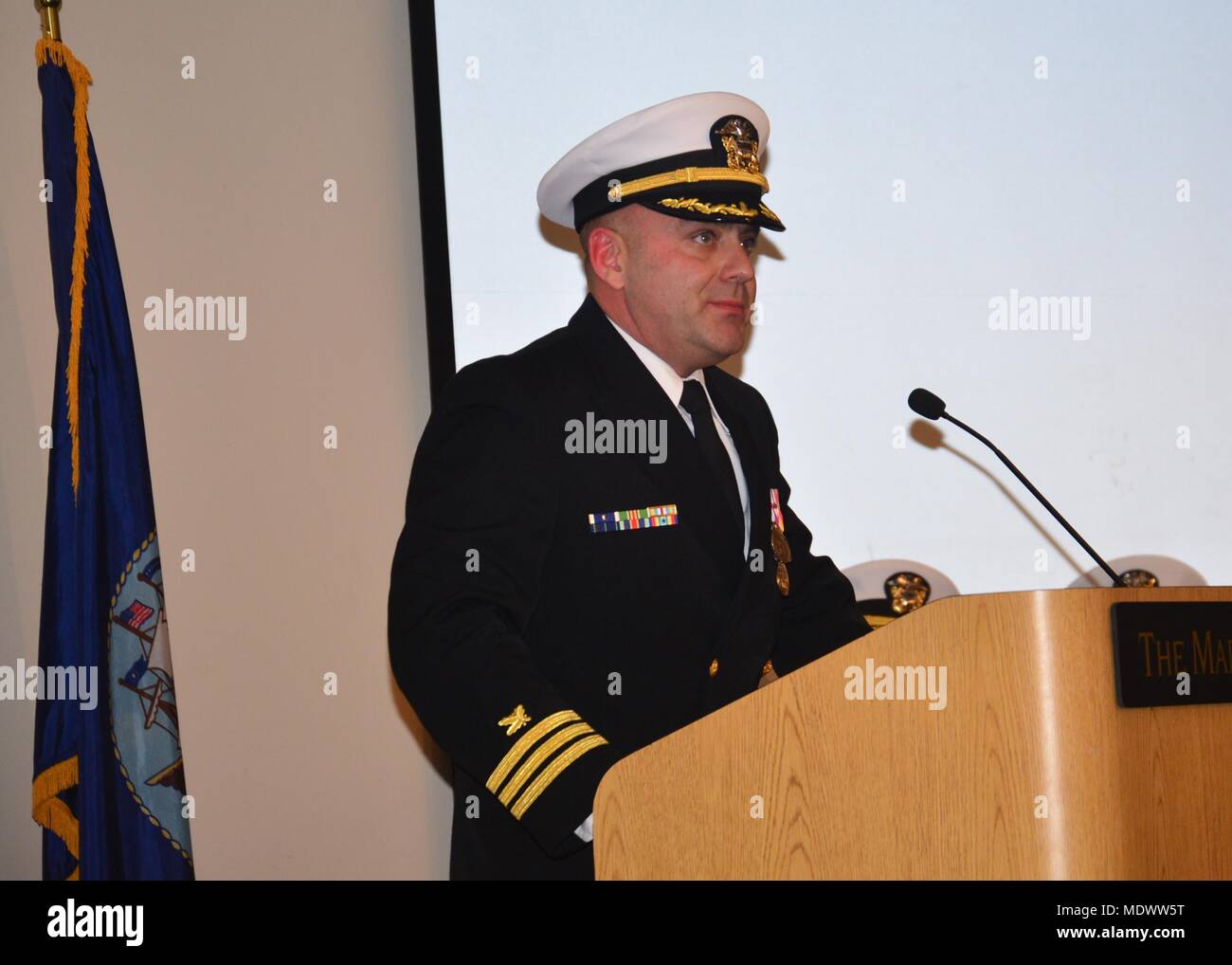 171208-N-bei 856-039 NEWPORT NEWS, Va (8. Dezember 2017) - Cmdr. Keith Boylan, Commander, Marine Cargo Handling Bataillon ZEHN (NCHB-10), sprach mit seinem Befehl zum ersten Mal als Kommandierender Offizier während eines Befehls Zeremonie an die Seemänner Museum, Dez 8. Während der Befehl Preisverleihung Cmdr. Troy Pugh drehte über der Spitze des NCHB-10 zu Cmdr. Keith Boylan. Us Navy Foto von Chief Mass Communication Specialist William S. Parker/Freigegeben). Stockfoto