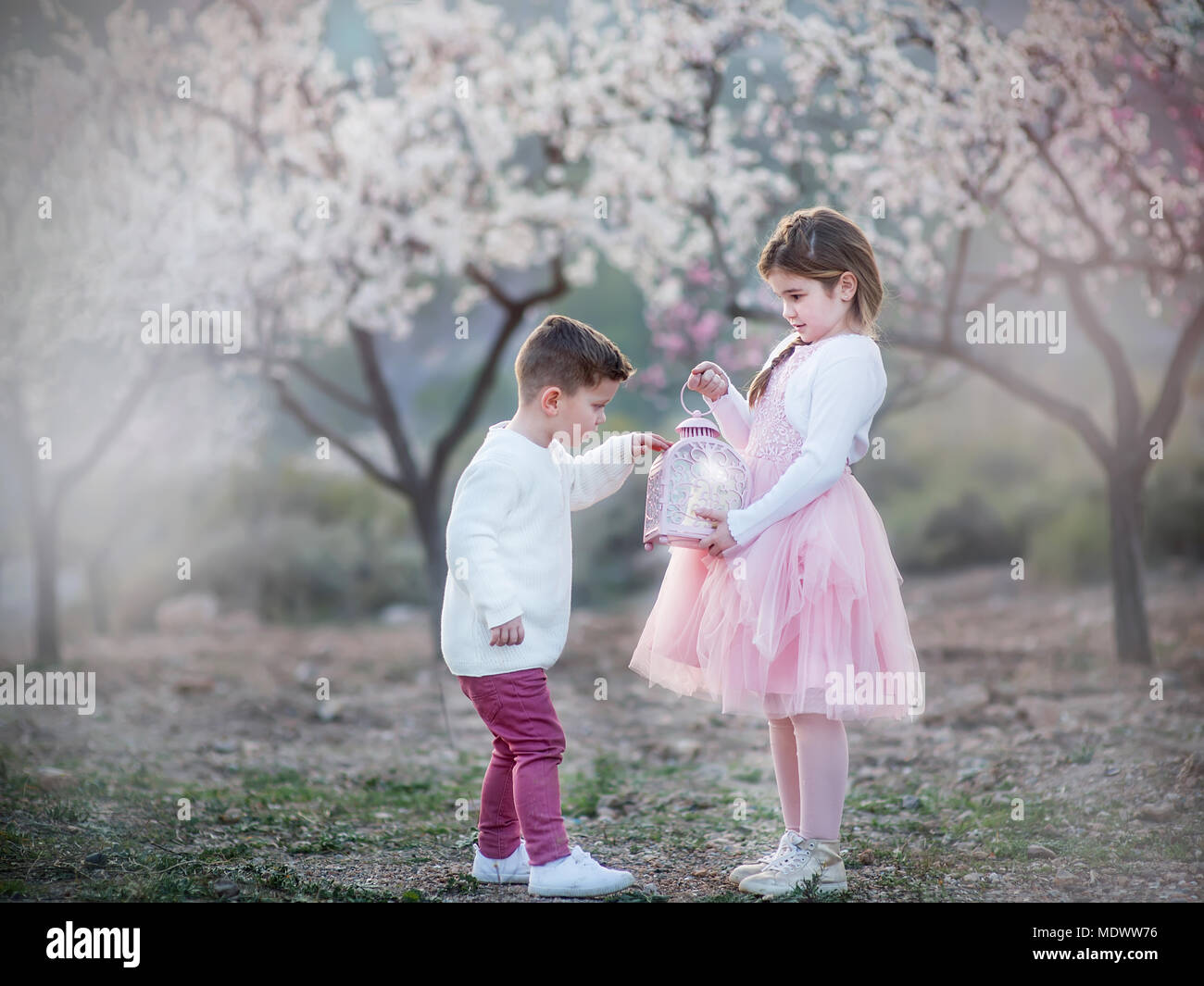 Kleiner Bruder und Schwester spielen im Park. Stockfoto