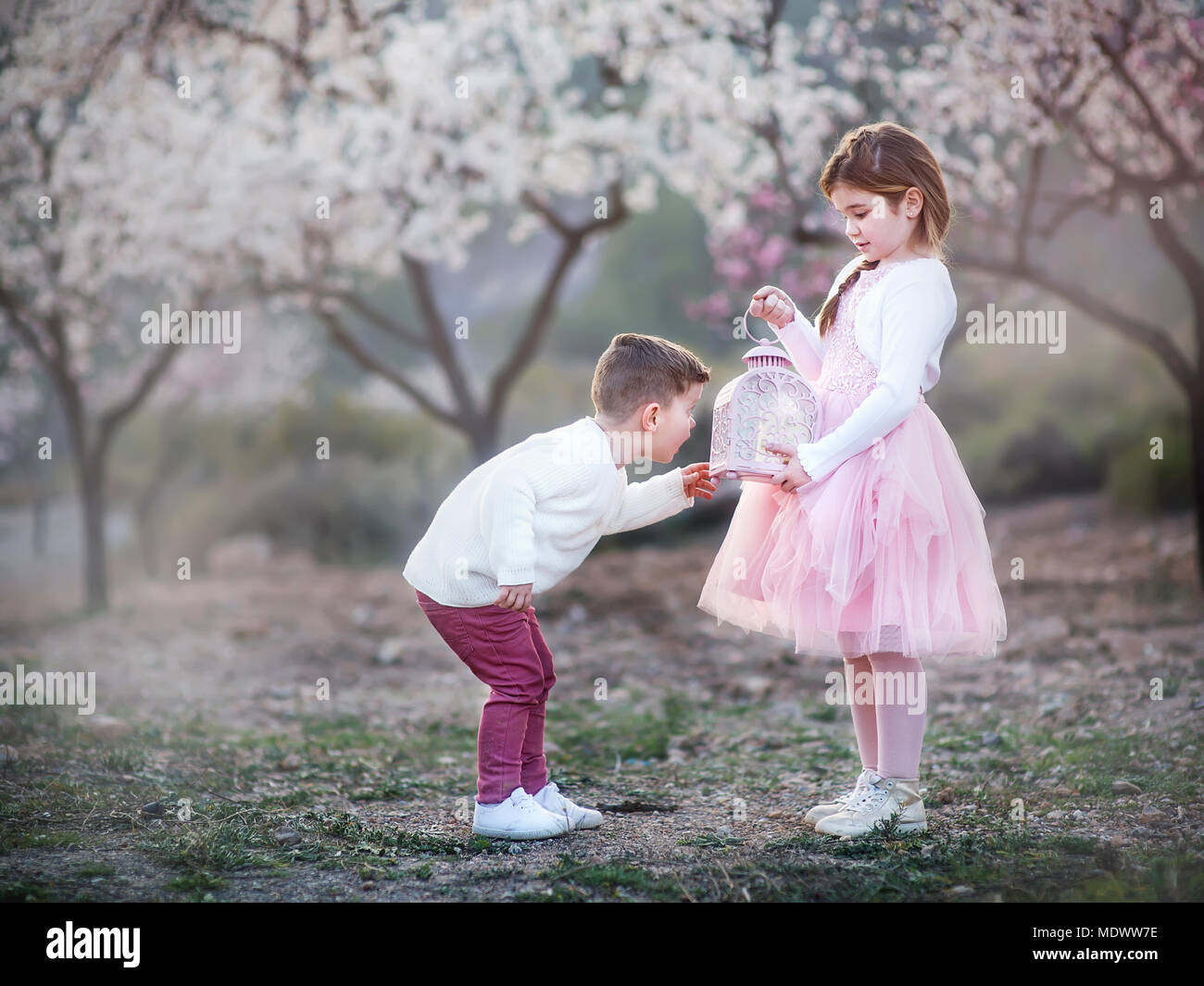 Kleiner Bruder und Schwester spielen im Park. Stockfoto