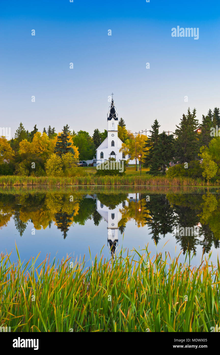 Ukrainische Katholische Kirche spiegelt sich in einem See; Camrose, Alberta, Kanada Stockfoto