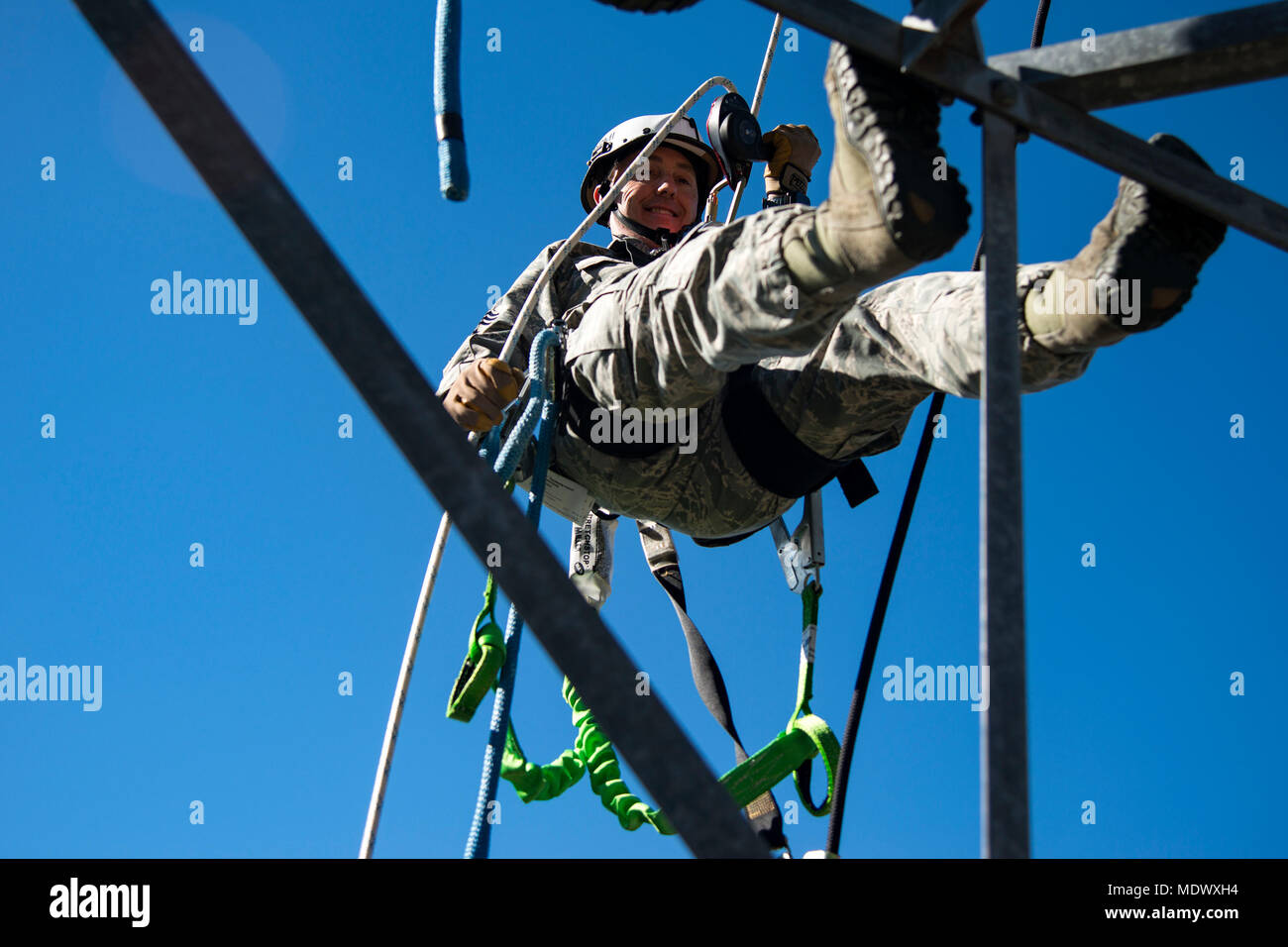 Chief Master Sgt. Jarrod Sebastian, 23 d-Wing command Chief, stößt ein Radio Antenne Tower, Dez. 11, 2017, bei Moody Air Force Base, Ga Moody Führung die Radar-, Flugplatz- und Wetter-Werk besucht, sich mit der 23d Operations Support Squadron Aufgaben vertraut zu machen und ein besseres Verständnis dafür, wie Sie die Mission Einfluss zu gewinnen. (U.S. Air Force Foto von Airman 1st Class Erick Requadt) Stockfoto