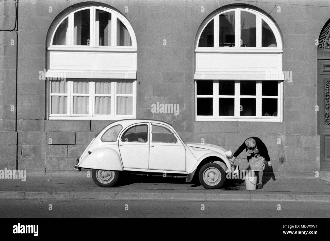 AJAXNETPHOTO. St. Brieuc, Frankreich. - Sauber - EIN CITROEN DEUX CHEVAUX 2CV auf dem Bürgersteig zu reinigen. Foto: Jonathan Eastland/AJAX REF: 9112 360 01 Stockfoto