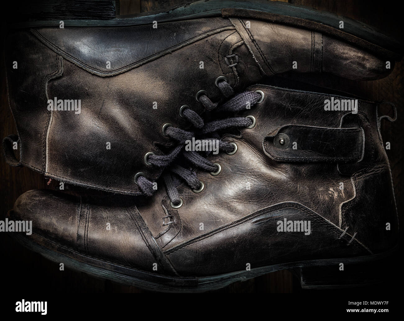 Casual grau Leder Schuhe für Männer auf Holzbrett. Düstere Stimmung Stil. Ansicht von oben. Bild horizontal Stockfoto