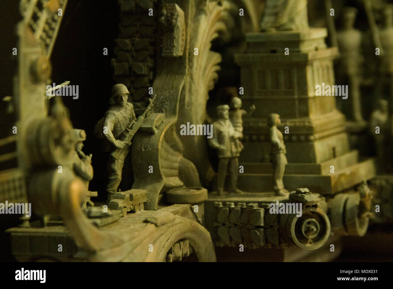 Marine Figuren, als Teil eines größeren Statue, stand statisch Nach der Skulptur an der National Marine Corps Museum im Dreieck, Virginia, Dez. 13, 2017 vorgestellt wurde. Der Nation, eine der drei Gesetze, die vorgestellt wurden, wurde von Kris Kuksi für Marine Corps Recruiting Befehl des Schlachten gewonnen Marke Idee und seine Werbung gestaltete, sondern auch der irreduziblen Kampfgeist der Marines zu vertreten. Kuksi ist ein Künstler unter Vertrag mit der Mcrc beauftragte Werbeagentur zu arbeiten, J. Walter Thompson. . (U.S. Marine Corps Foto von Pfc. Mitchell Collyer) Stockfoto