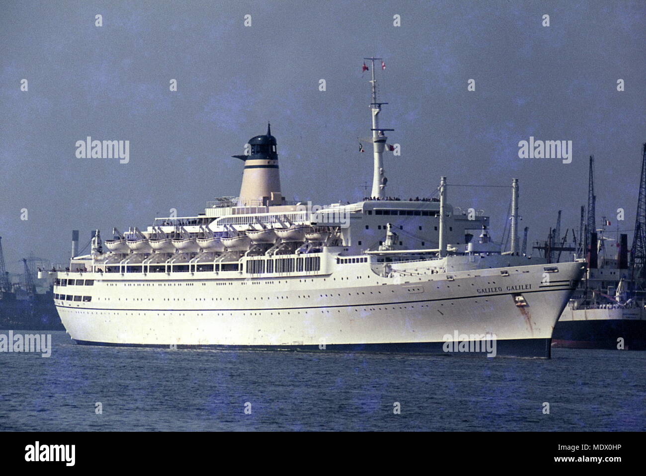 AJAXNETPHOTO. 60er Jahre (ca.). SOUTHAMPTON, England. - SS GALILEO GALILEI WAR EIN OZEAN PASSAGIERSCHIFF gebaut 1963 von CANTIERI RIUNITI DELL'Adriatico, Monfalcone, ITALIEN FÜR LLOYD TRIESTINO IN ITALIEN - AUSTRALIEN SERVICE. Foto: VIV TOWNLEY/AJAX REF: 22412_2_2 Stockfoto