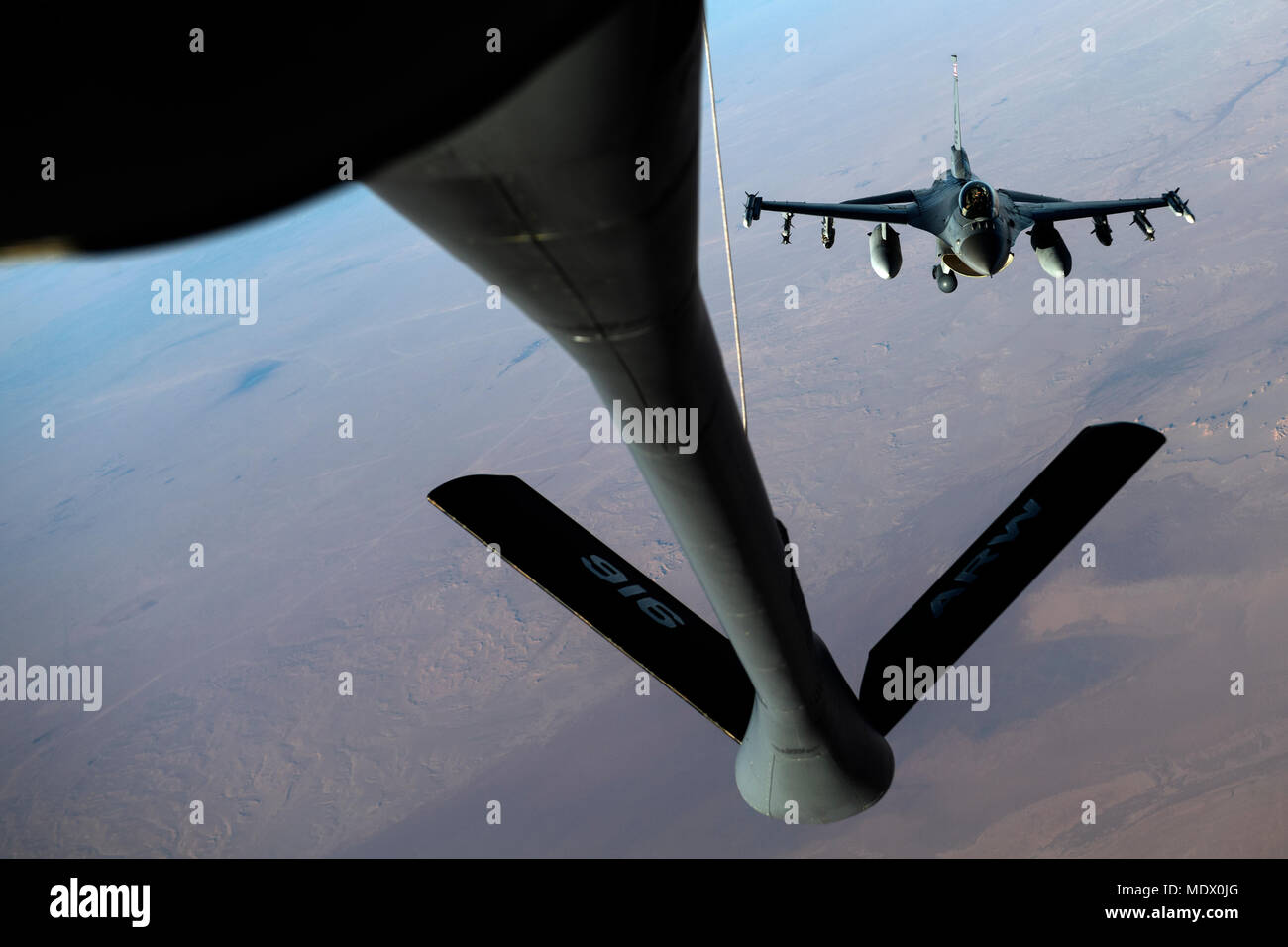 Ein US Air Force F-16 Fighting Falcon empfängt von einem KC-135 Stratotanker während einer Betankung Mission über Syrien, Dez. 1, 2017 Der 447Th Air Expeditionary Gruppe zugeordnet. Die Fighting Falcon verschiedenen Streiks im gesamten Luftstreitkräfte der zentralen Bereich der Verantwortung, die auch Länder wie Irak, Syrien und Afghanistan unterstützt. (U.S. Air Force Foto: Staff Sgt. Paul Labbe) Stockfoto