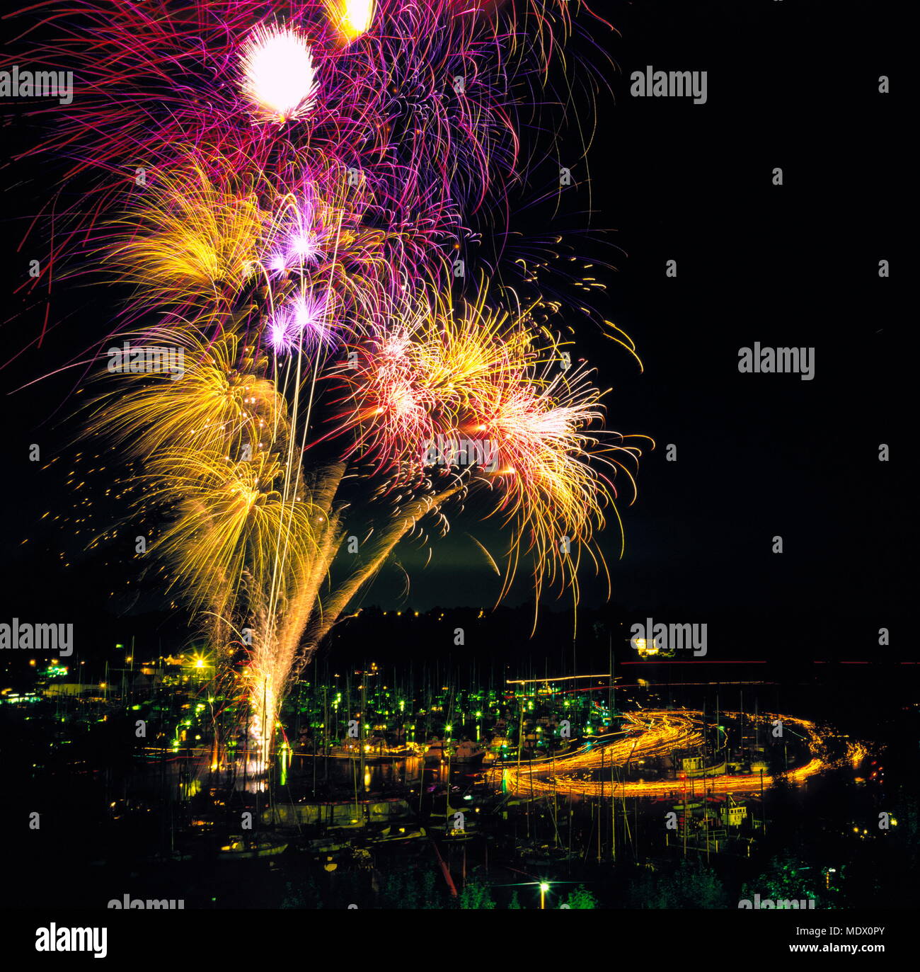 Feuerwerk Am Flussufer Stockfotos Und Bilder Kaufen Alamy