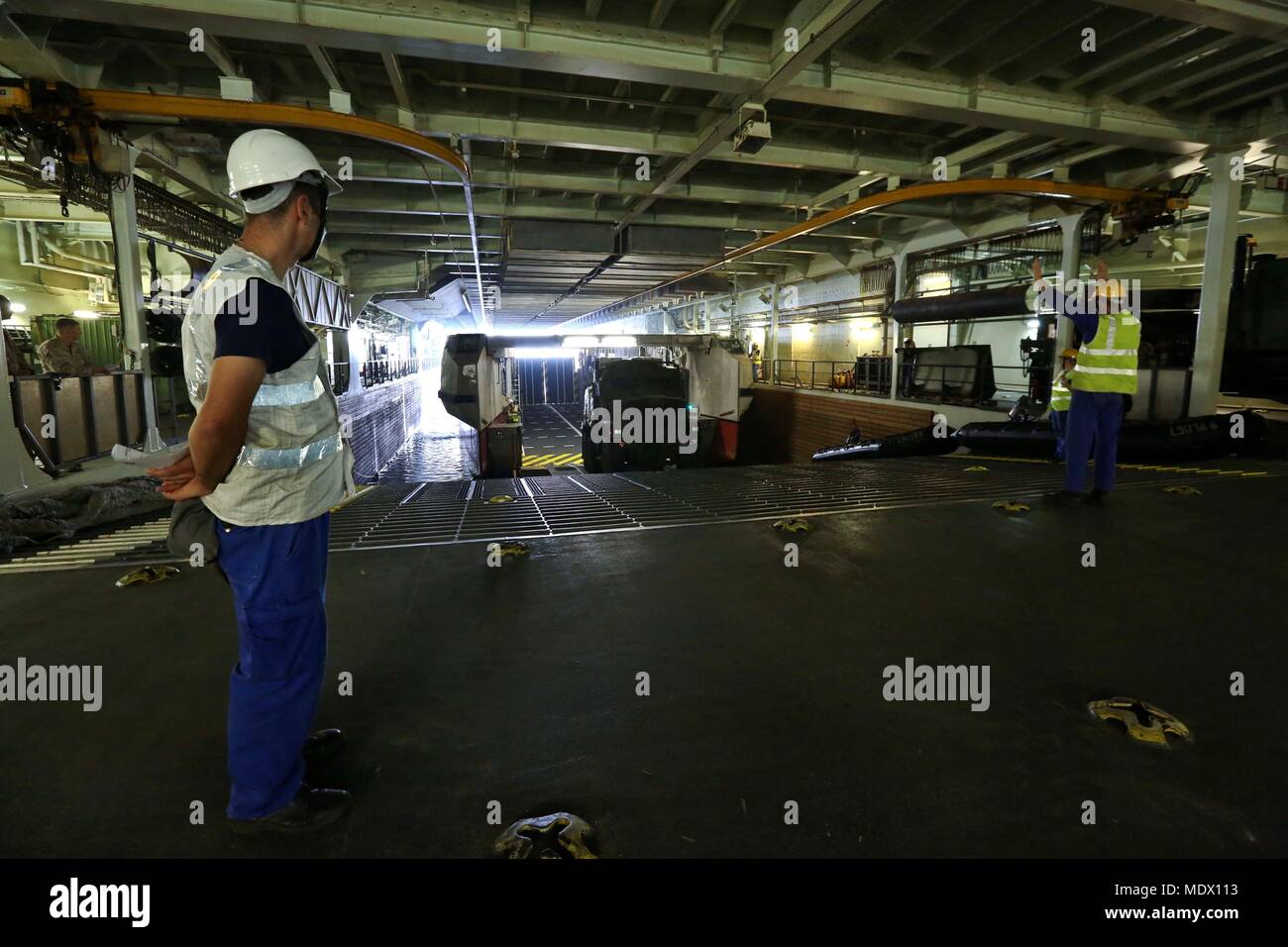 171212-M-UX 416-060 5. US-Flotte von Operationen (31. 12, 2017) - French Navy sailors Guide US Marine Corps MTVR 7-Tonner in Vorbereitung für amphibische Ausbildung an Bord der Französischen Amphibious Assault ship LHD Tonnerre (L 9014). Tonnerre, mit Eingeschifft Marinesoldaten und Matrosen aus dem 15 Marine Expeditionary Unit und Naval Amphibious Force, Task Force 51, 5. Marine Expeditionary Brigade, die Maritime Security Operations innerhalb der USA 5 Flotte Einsatzgebiet die regionale Stabilität, die die Freiheit der Schiffahrt und des freien Handels zu gewährleisten. (U.S. Marine Corps Foto von Sgt. Jes Stockfoto