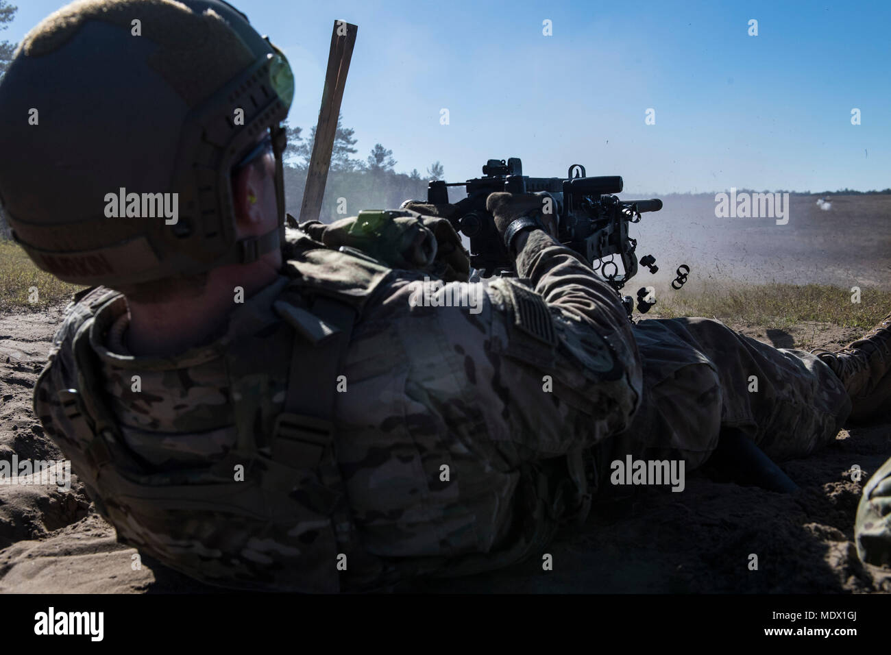 Staff Sgt. Richard Murkin, 823 d Base Defense Squadron fireteam Mitglied, feuert eine .50 Kaliber M2 Maschinengewehr, während eines schweren Waffen Qualifikation, Dez. 13, 2017 im Camp Blanding gemeinsame Training Center, Fla. Flieger Schuß an Zielen mit der M2 und ihre Deutschkenntnisse zu pflegen und sich mit der Waffe vertraut machen. (U.S. Air Force Foto von älteren Flieger Janiqua S. Robinson) Stockfoto