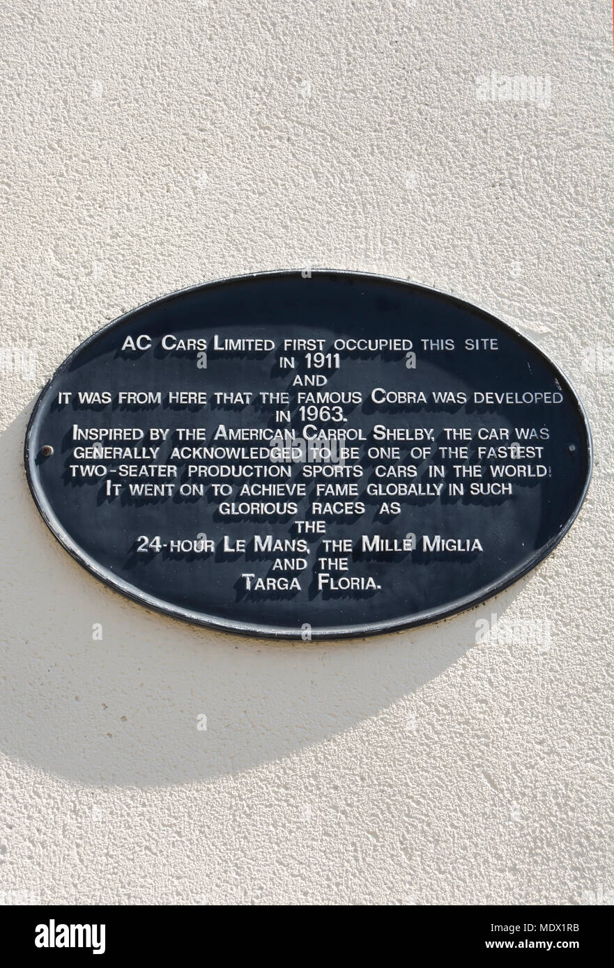 Gedenktafel in Thames Ditton, Surrey, England, Kennzeichnung der Website von 1911 von ac Cars Limited, Hersteller der 60er Jahre Rennsportwagen, die cobra Stockfoto