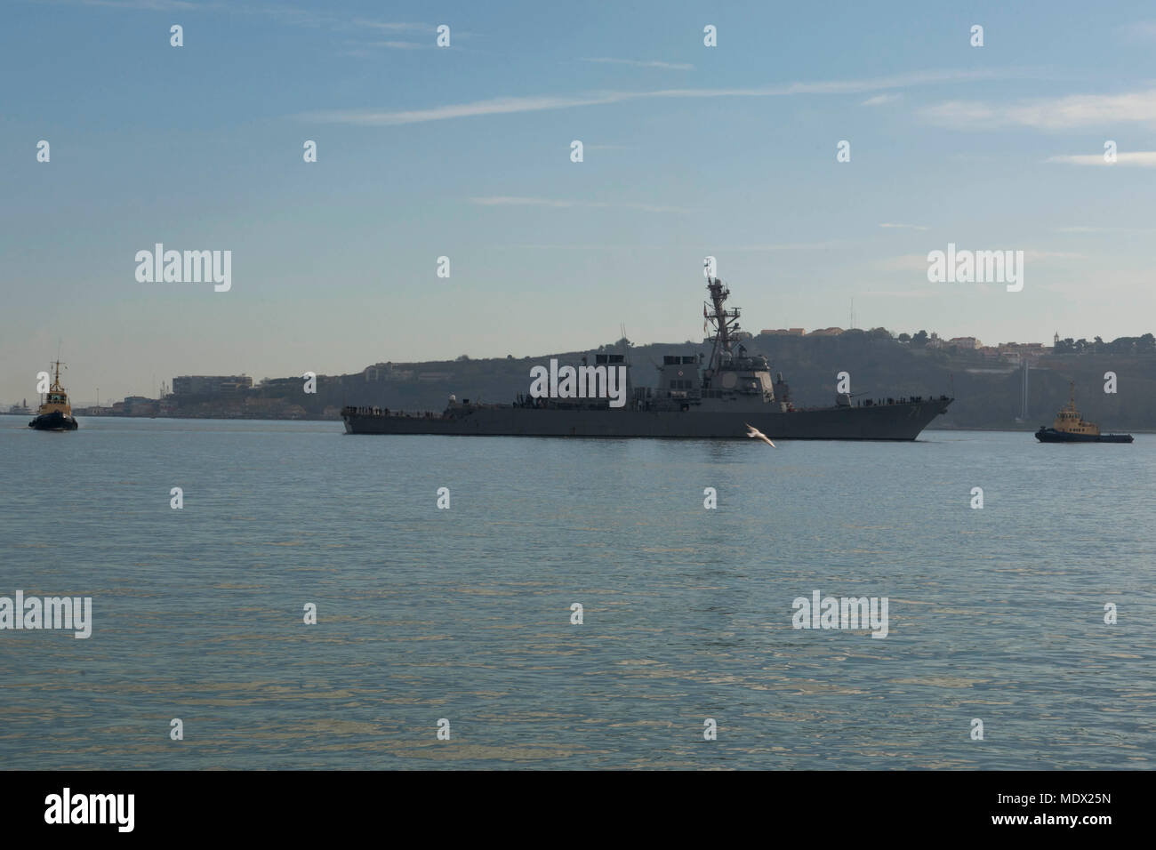 171213-N-MZ 309-024 Lissabon, Portugal (31. 13, 2017) Der Arleigh-burke-Klasse geführte Anti-raketen-Zerstörer USS Ross (DDG71) fährt in Lissabon, Portugal, Dez. 13, 2017. Ross, Vorwärts - Rota, Spanien bereitgestellt, in Lissabon war, um den Feiern zum Gedenken an 700-Jahrfeier der Portugiesischen Marine zu beteiligen. (U.S. Marine Foto von Mass Communication Specialist 1. Klasse Ryan Riley/Freigegeben) Stockfoto