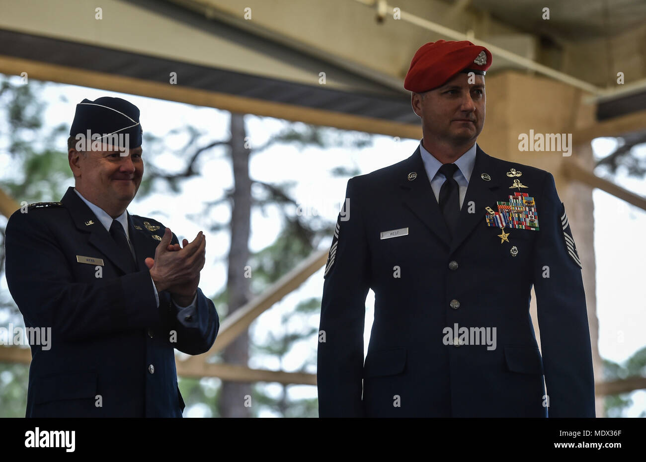 Generalleutnant Brad Webb, Kommandeur der Air Force Special Operations Command, applaudiert Chief Master Sgt. Michael West, eine spezielle Taktik Fahrer mit der 24 Special Operations Wing, während seiner Silver Star Siegerehrung, Dez. 15, 2017, at Hurlburt Field. West, war das SSM für einen 5-tägigen Schlacht ausgezeichnet, Operation MEDUSA, 2006 betitelte. West genutzt 58 Koalition Strike Aircraft 24.000 Pfund Präzision ordnance zu liefern mehr als 500 feindliche Kräfte zu beseitigen, um die Sicherheit von 51 Special Forces Soldaten und 33 Koalitionspartner zu sichern. (U.S. Air Force Foto von älteren Flieger Ryan Conroy) Stockfoto