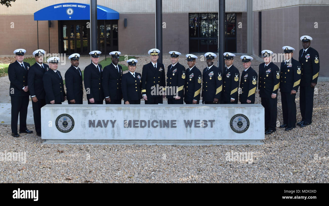 171214-N-KR 394-071 SAN DIEGO, Kalifornien (31. 14, 2017) der hinteren Adm. Paul Pearigen, Commander, Marine Medizin West und Chef der Marine Medical Corps (8. von links) und CMDCM Loren Rucker, Command Master Chief für Marine Medizin West (9. von links), stand vor der Medizin West Zentrale Haupteingang mit Command Master Chiefs, der kam nach San Diego, um Befehle aus der gesamten Region zu vertreten und in der 2017 Marine Medizin West Segler des Jahres Auswahlen teilnehmen. Stockfoto